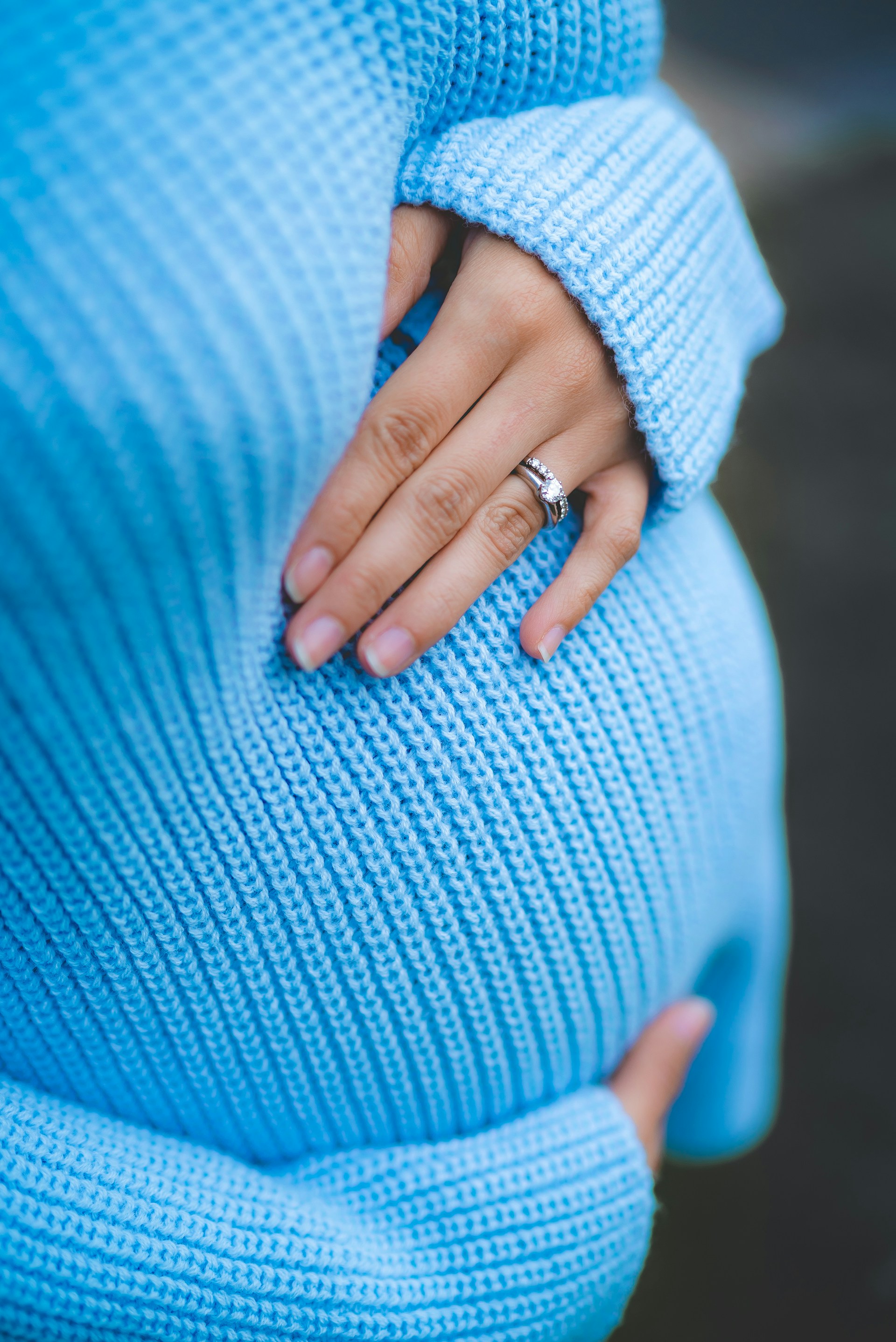 Image recadrée d'une femme enceinte tenant son ventre | Source : Unsplash