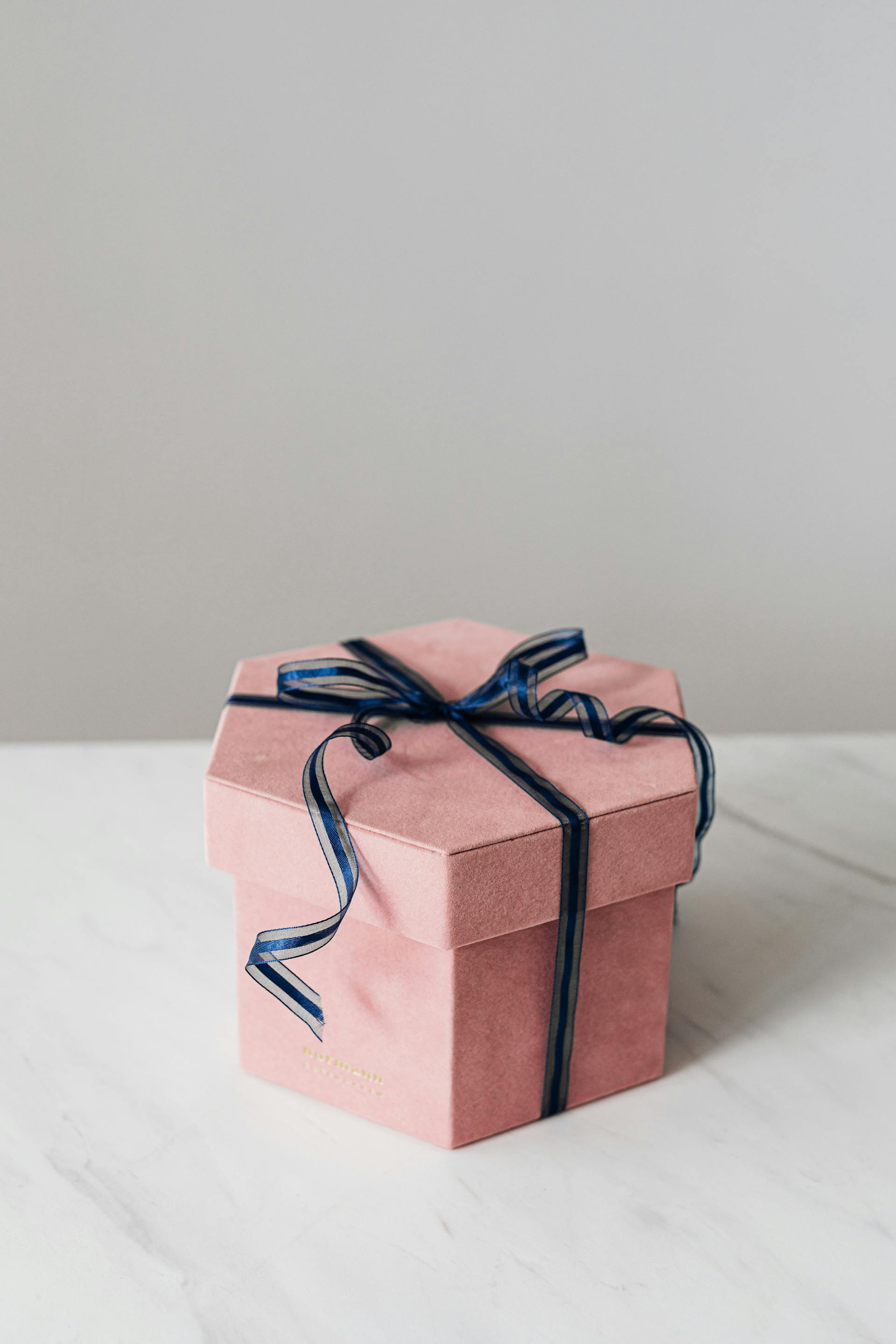 A gift box decorated with a ribbon bow | Source: Pexels