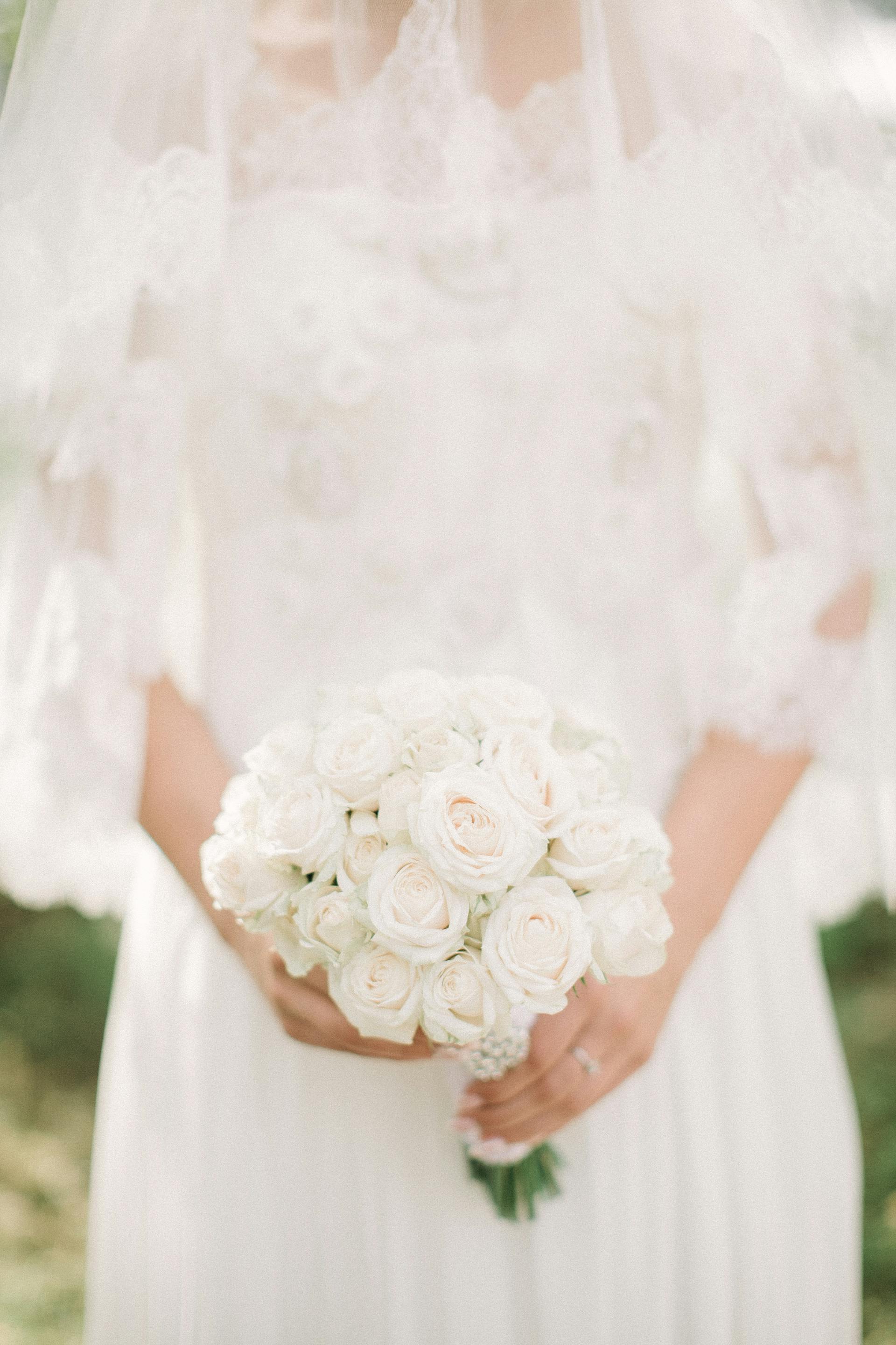 A closeup shot of a bride holding a bouquet | Source: Pexels