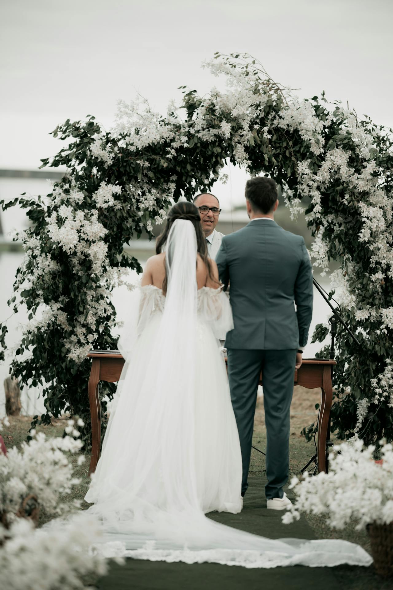 Uma cerimônia de casamento ao ar livre | Fonte: Pexels