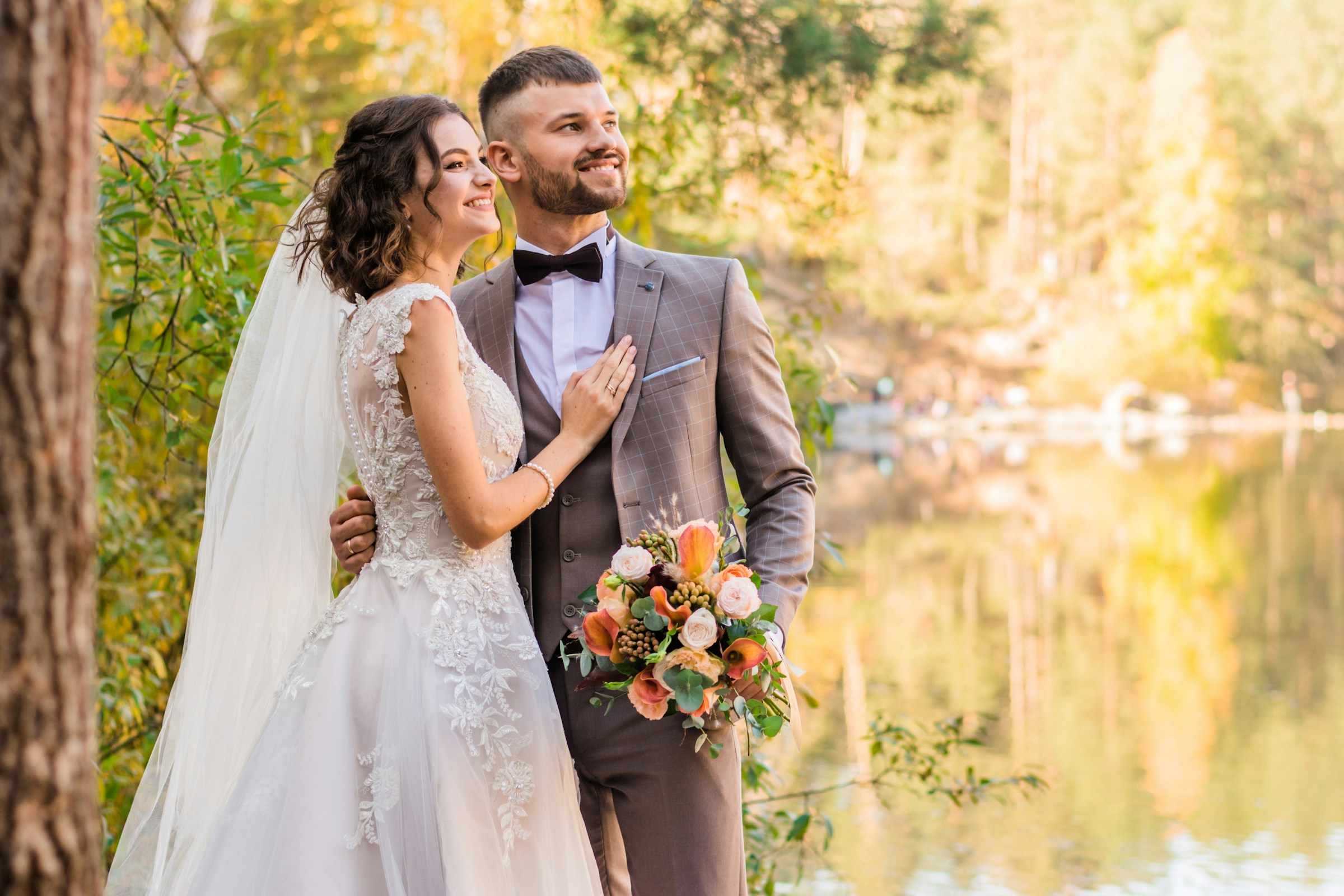 A happy newlywed couple | Source: Unsplash