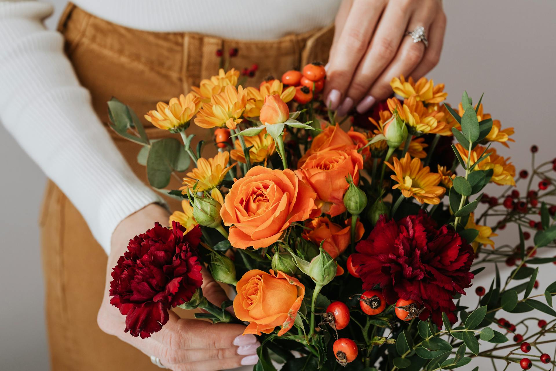 A woman holding a flower bouquet | Source: Pexels