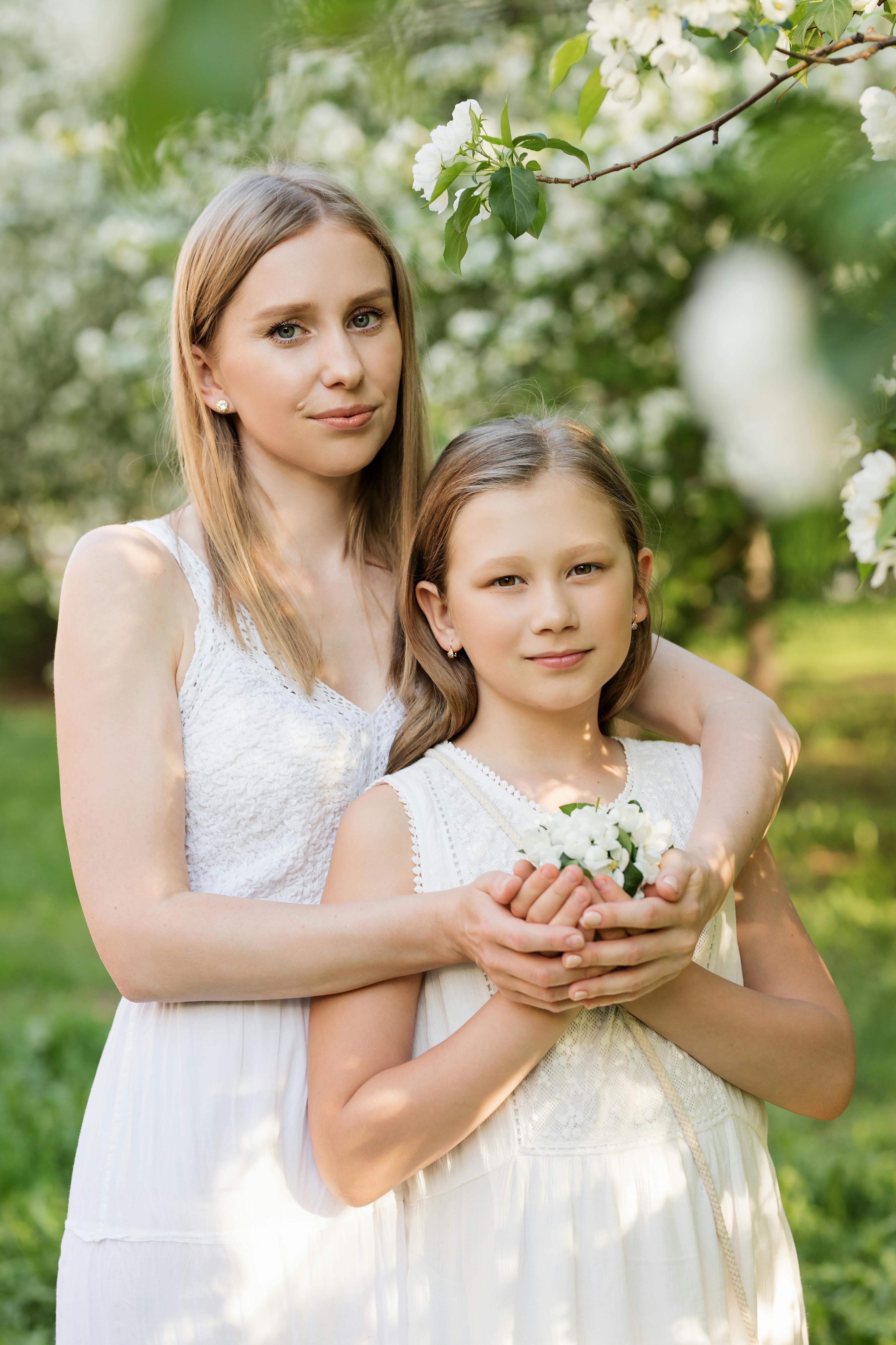 A mother embracing her child | Source: Pexels