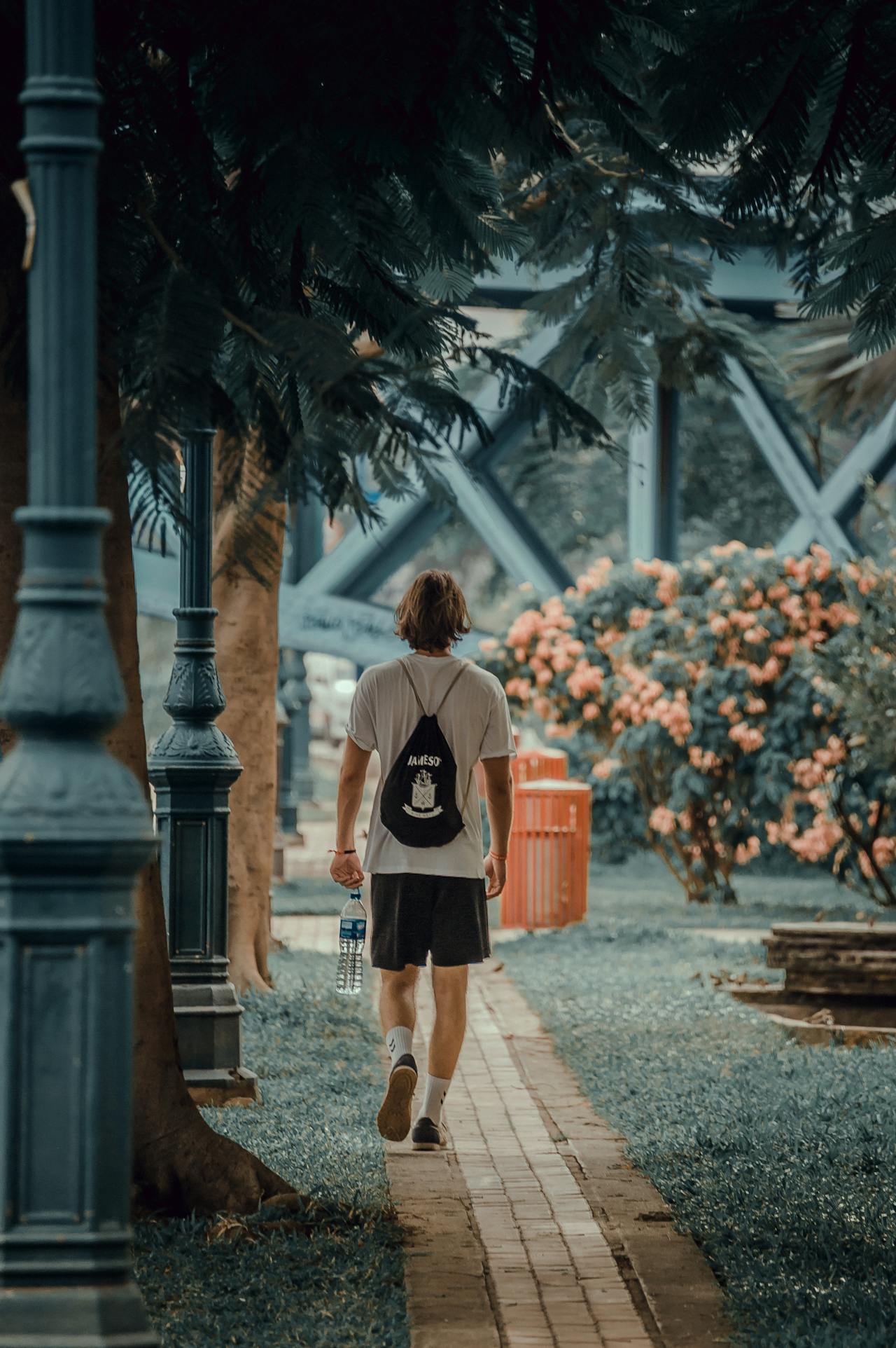 A lonely man walking on a pavement | Source: Pexels