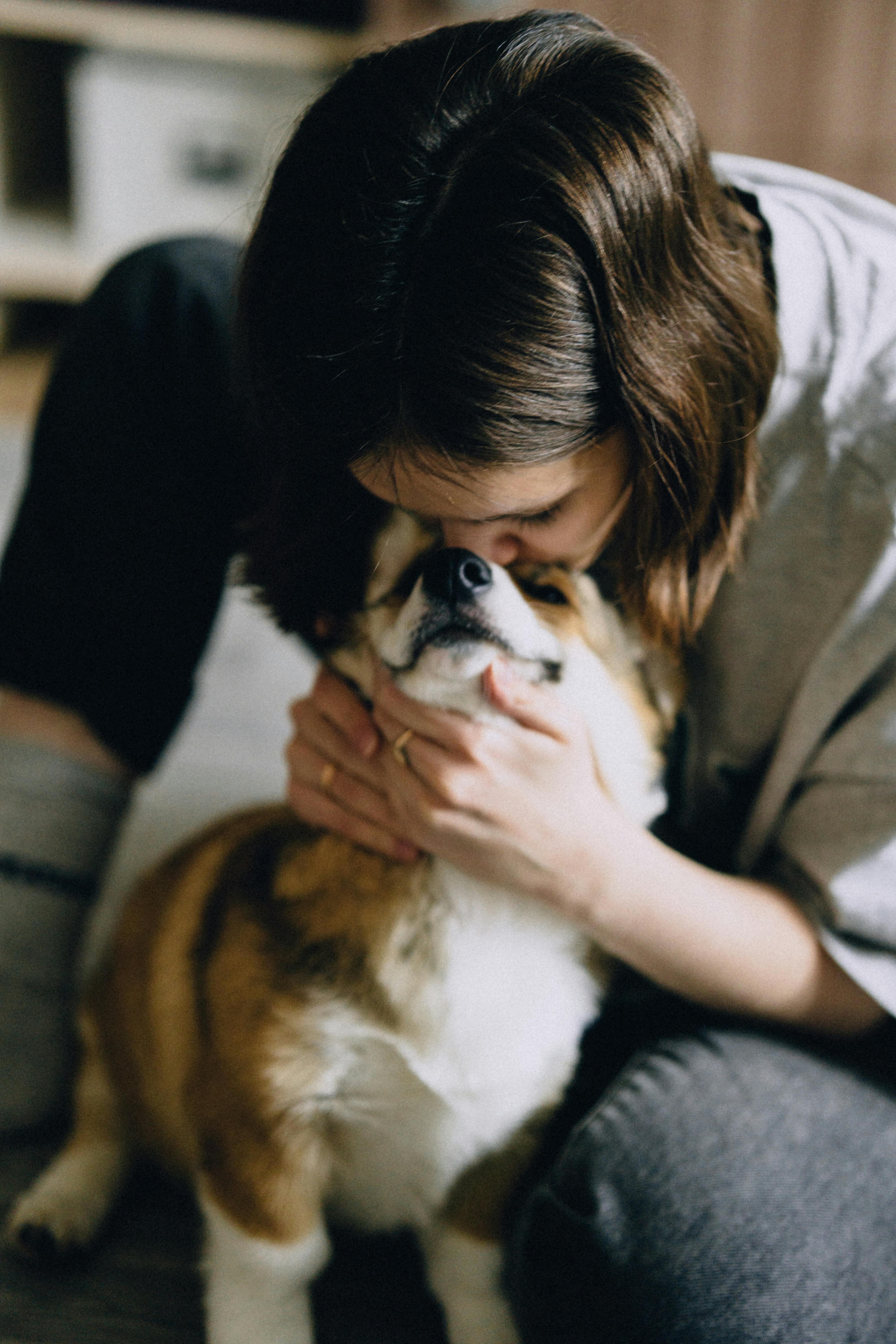 Une femme en train de nouer des liens avec son chien | Source : Midjourney