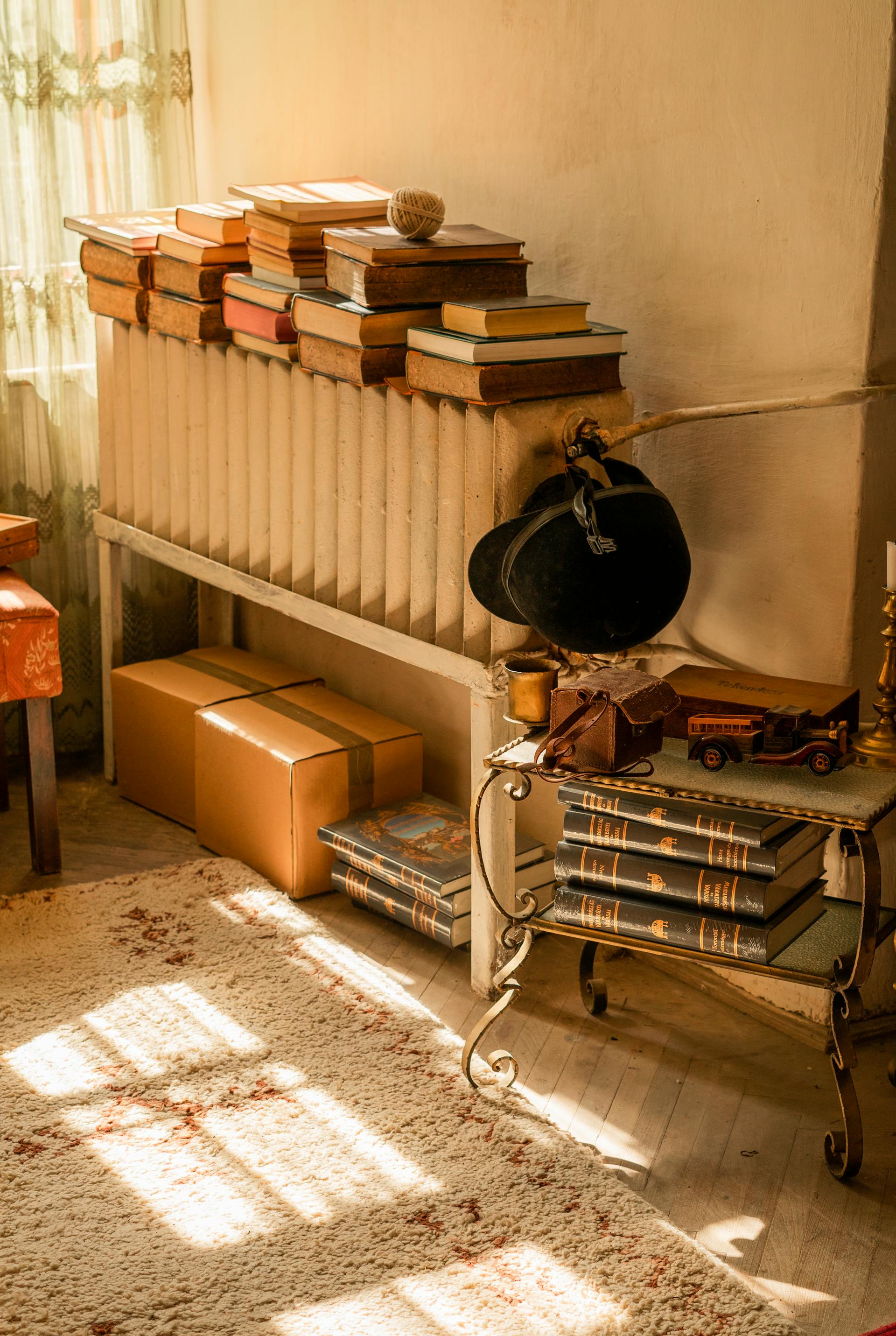 Stacks of books and old boxes lying in the corner of a room | Source: Pexels