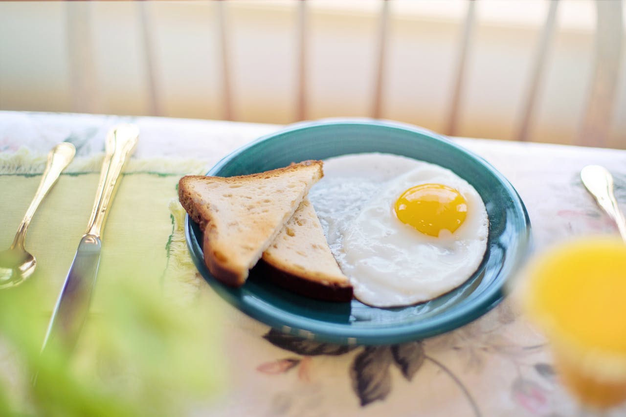 A plate of egg and toast on a table | Source: Pexels