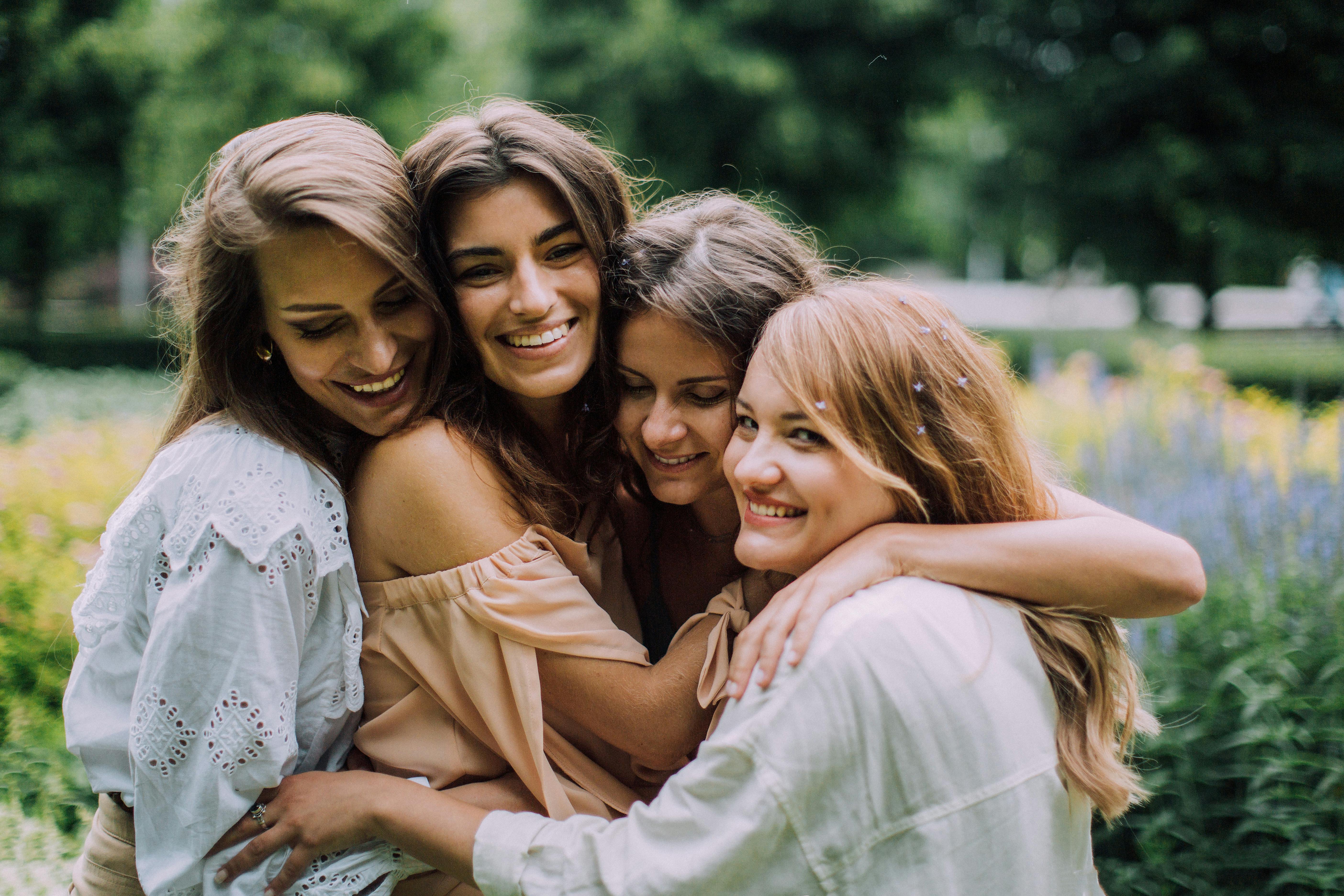 A group of women hugging | Source: Pexels
