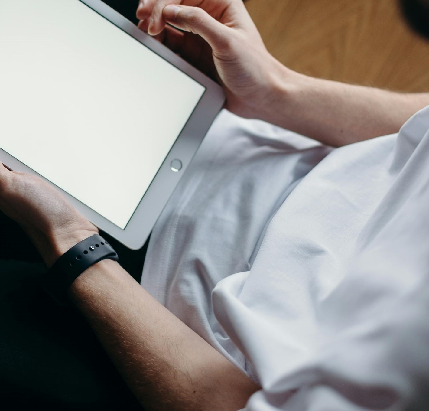 A man holding a tablet computer | Source: Pexels