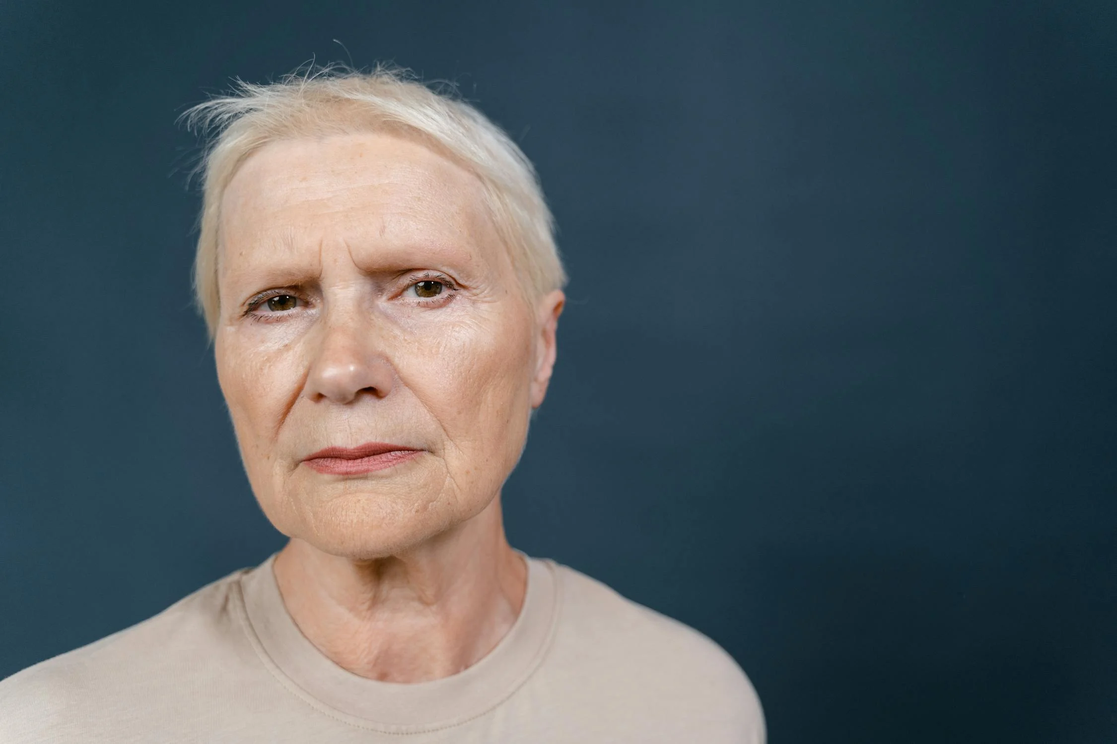 A serious elderly woman | Source: Pexels