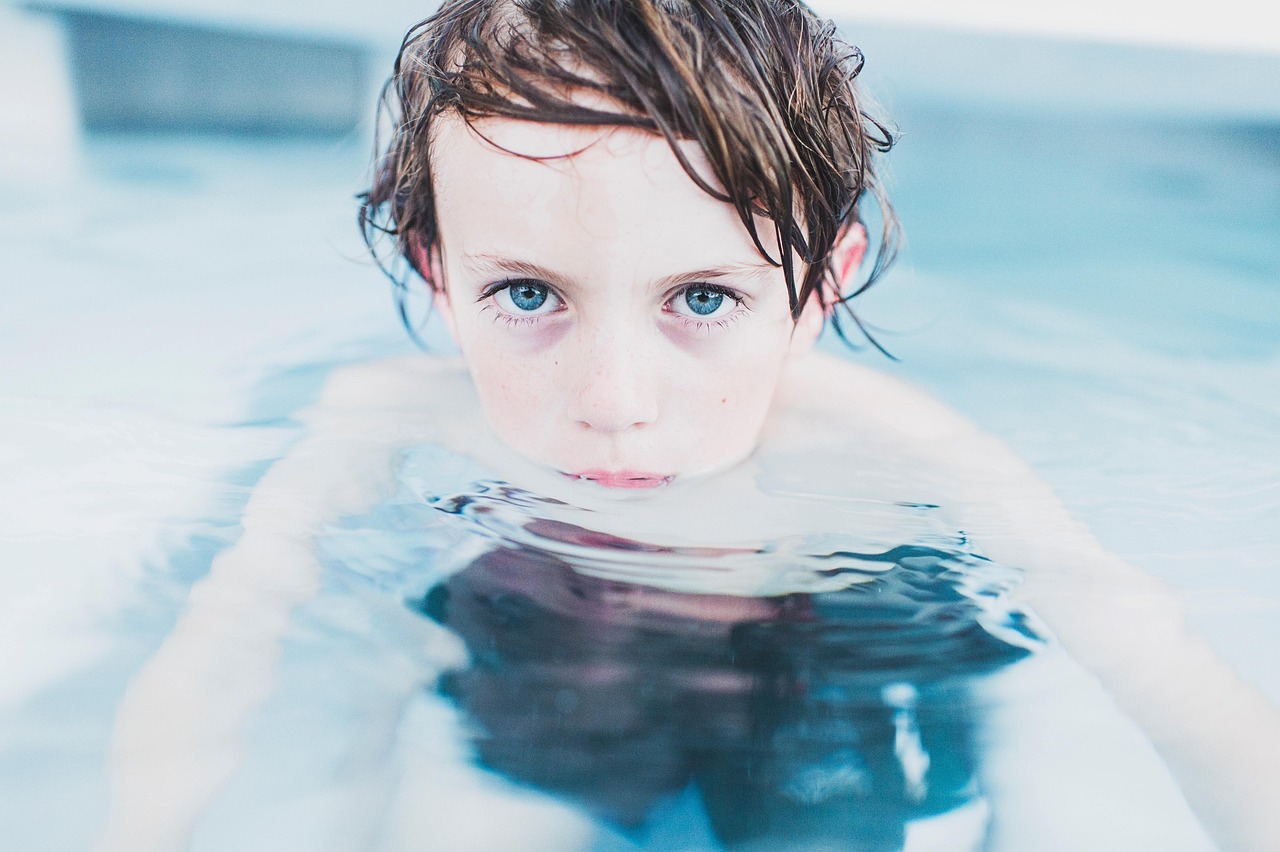 A little boy in a pool | Source: Pixabay