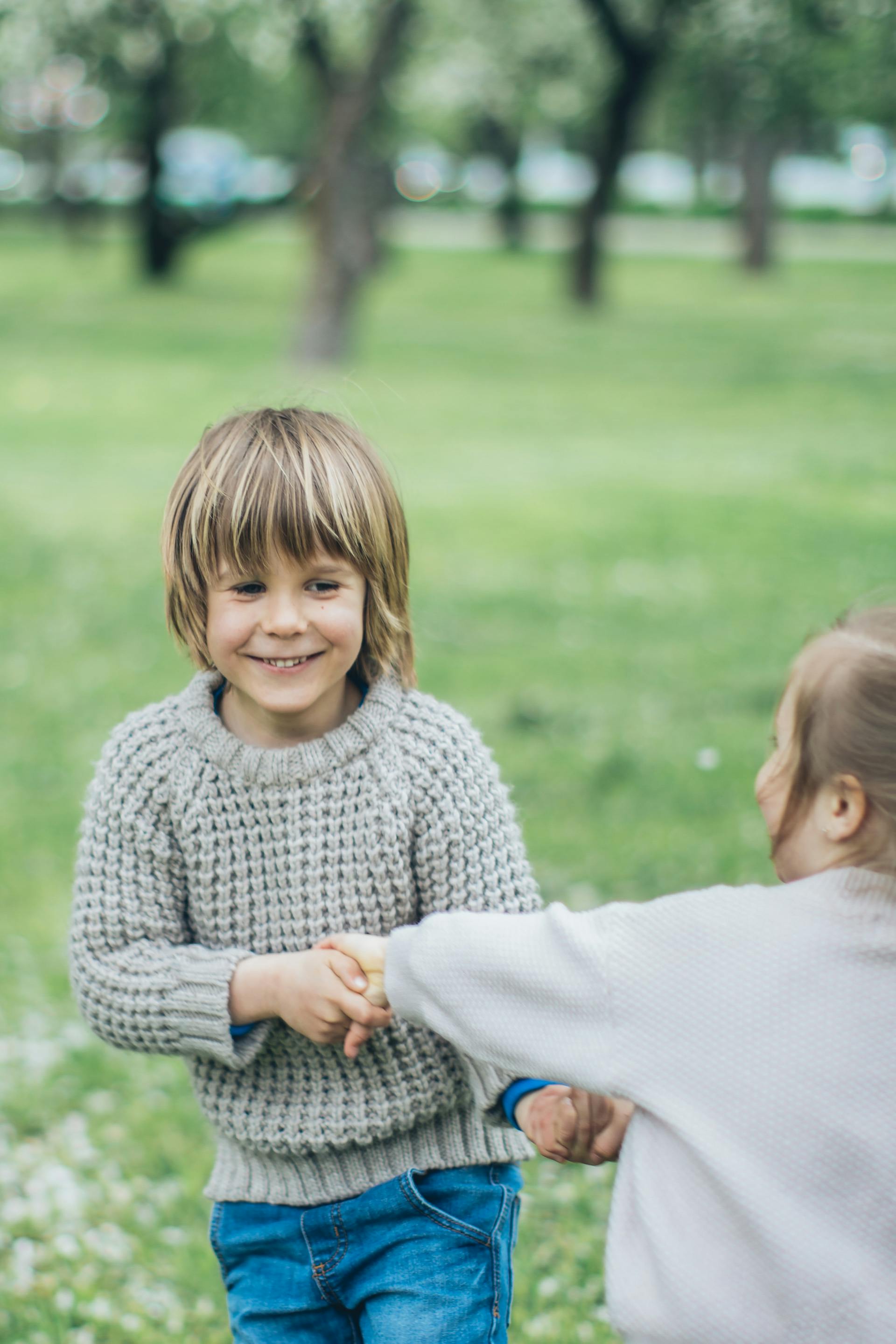 A boy playing with a little girl outside | Source: Pexels