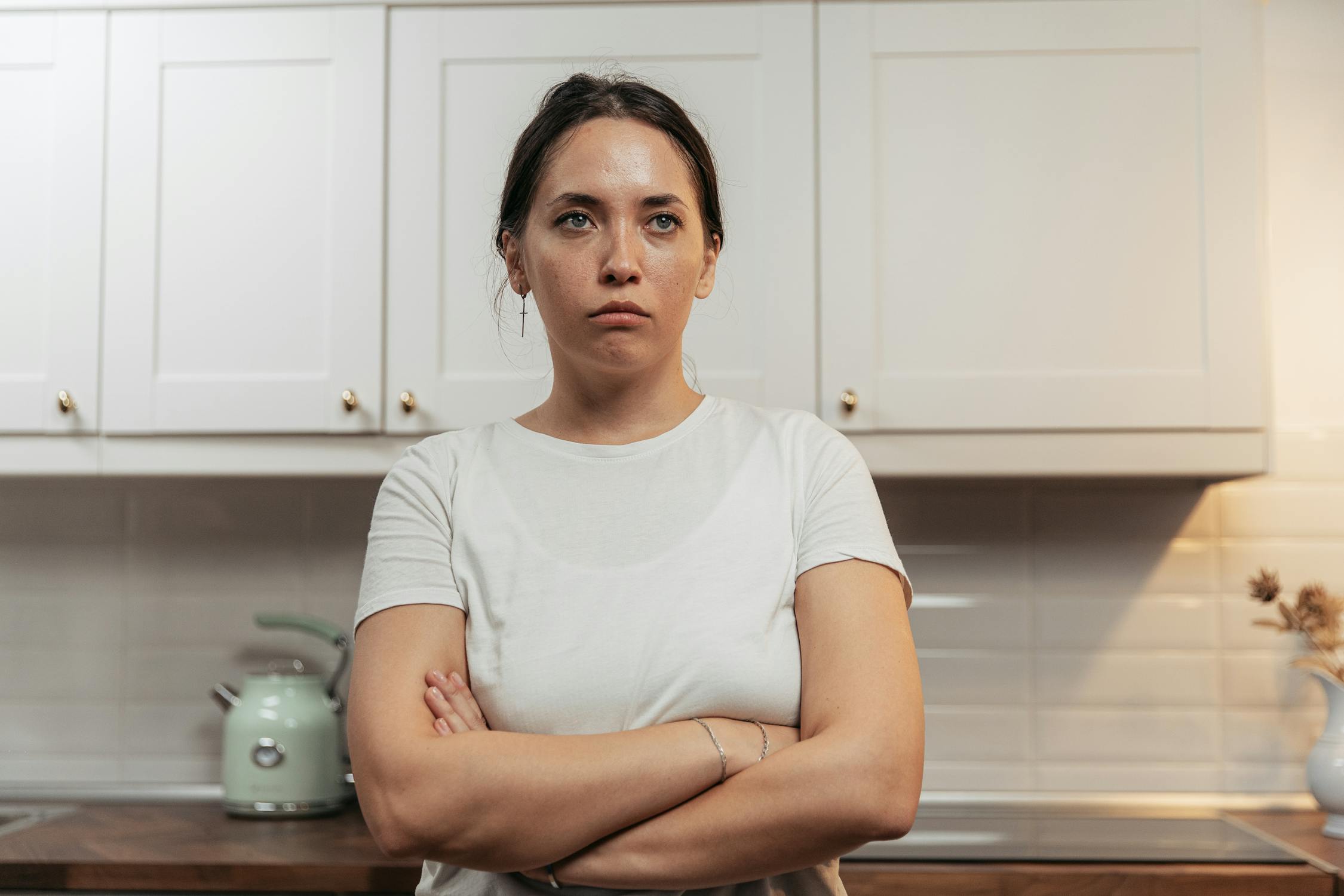 Una mujer molesta en su cocina ⏐ Fuente: Pexels