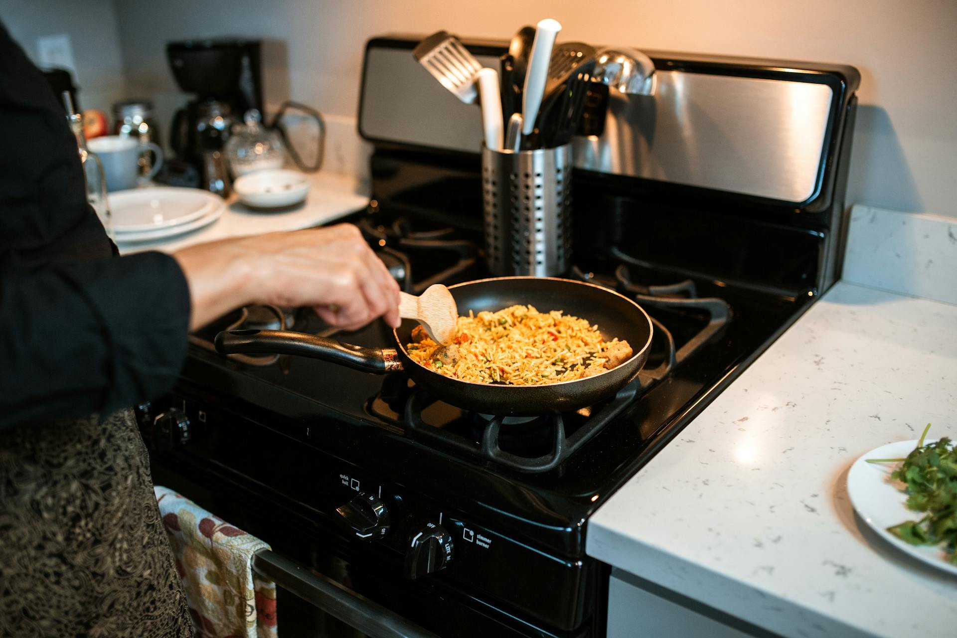 A woman cooking food | Source: Pexels