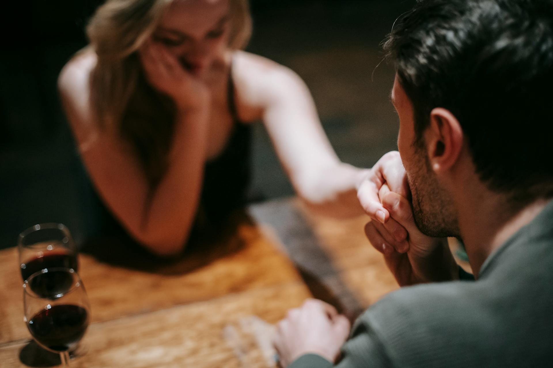 A man kissing his partner on her hand | Source: Pexels