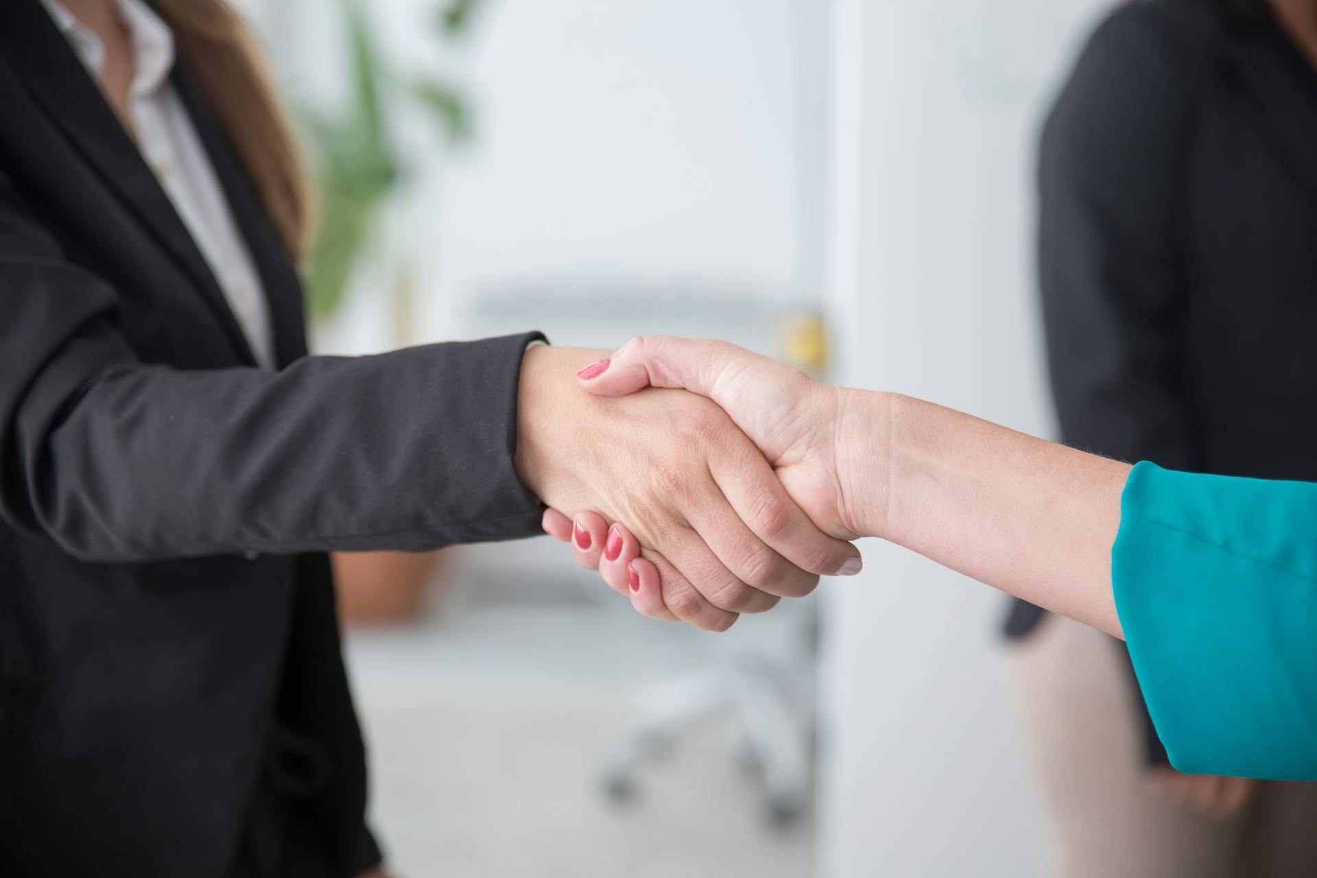 Two women shaking hands | Source: Pexels