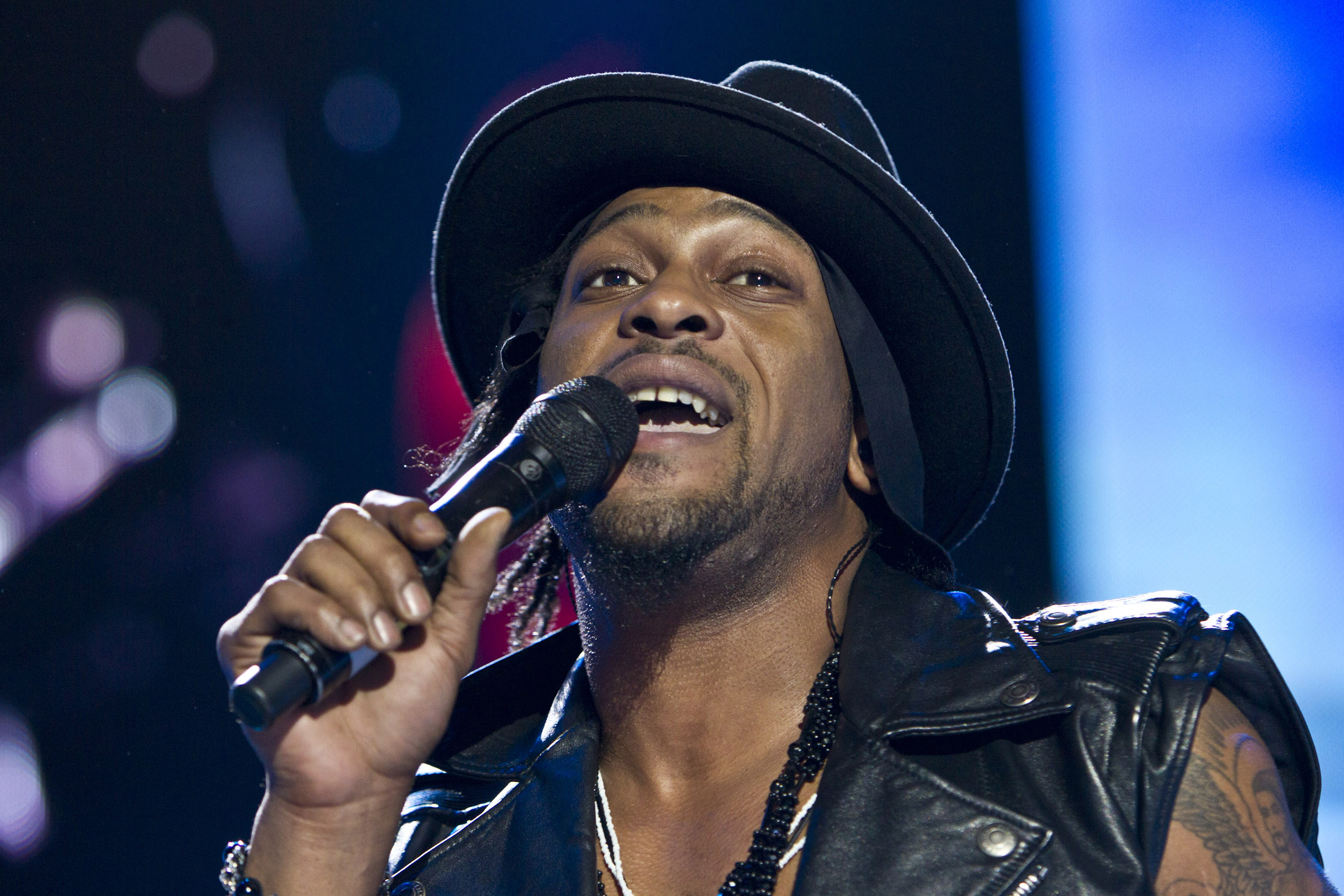 Soul singer-songwriter D'Angelo performs during Day 1 of the 2012 Essence Music Festival at Louisiana Superdome on July 6, 2012, in New Orleans, Louisiana. | Source: Getty Images