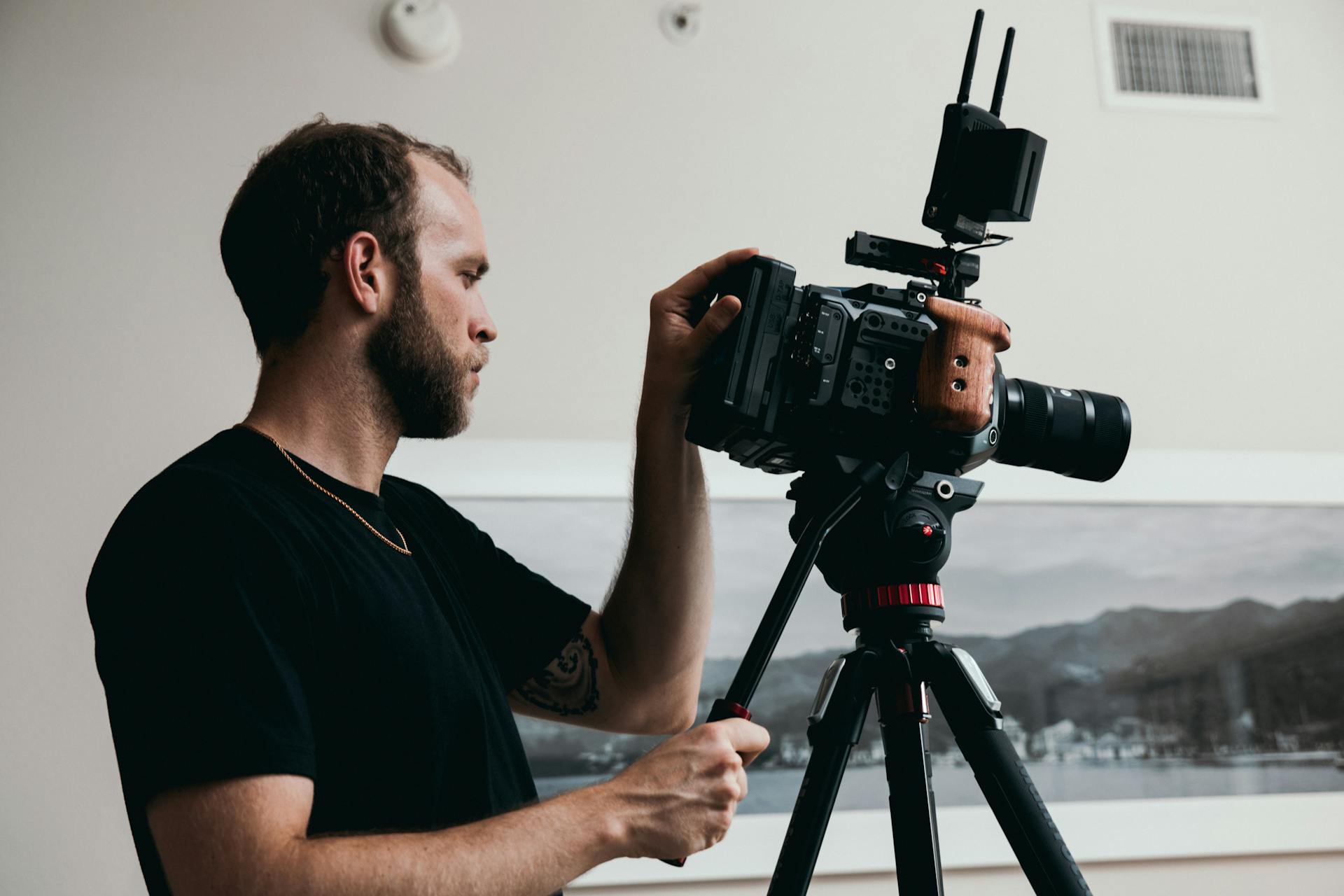 A man shooting a video | Source: Pexels