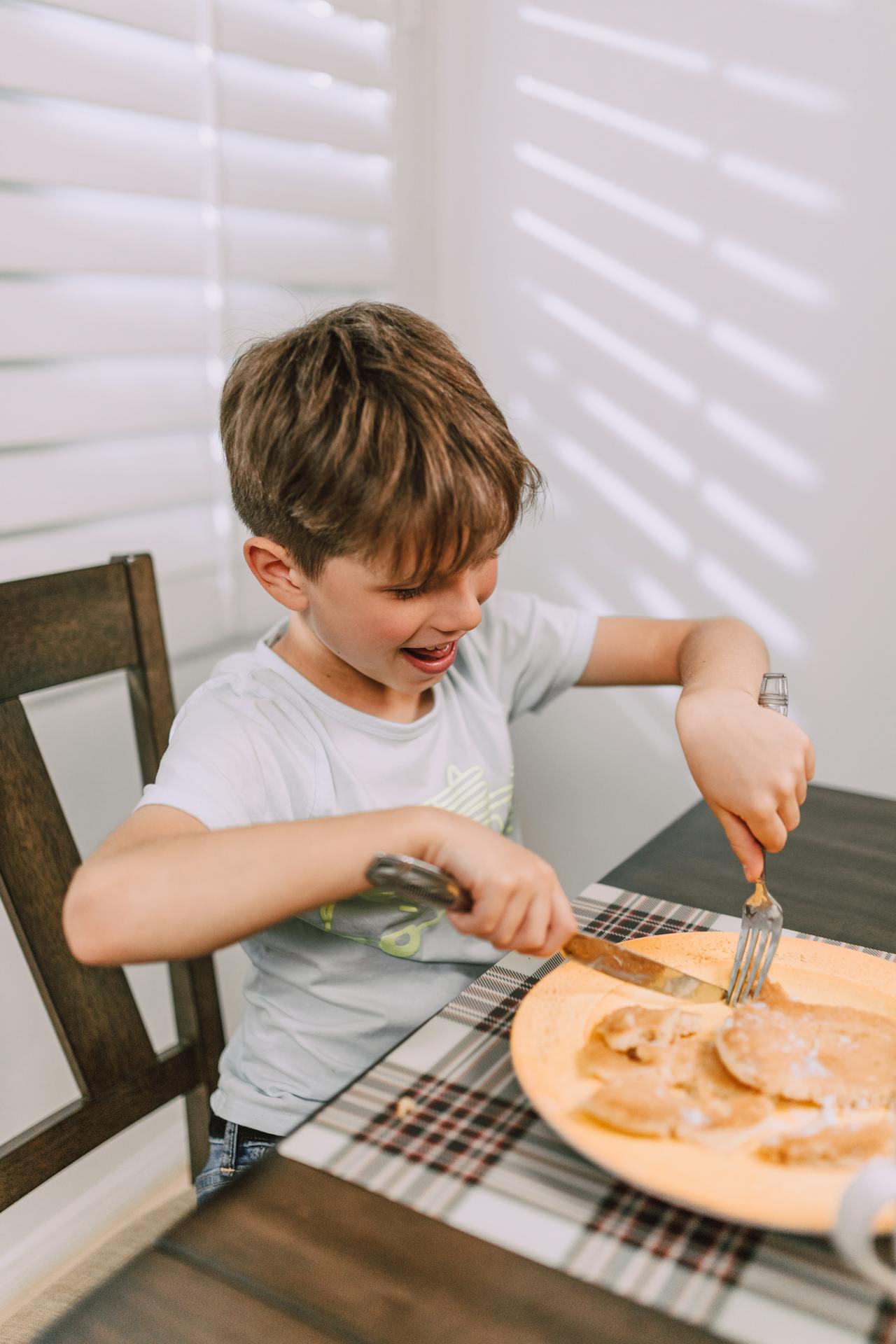 A boy eating his meal | Source: Pexels