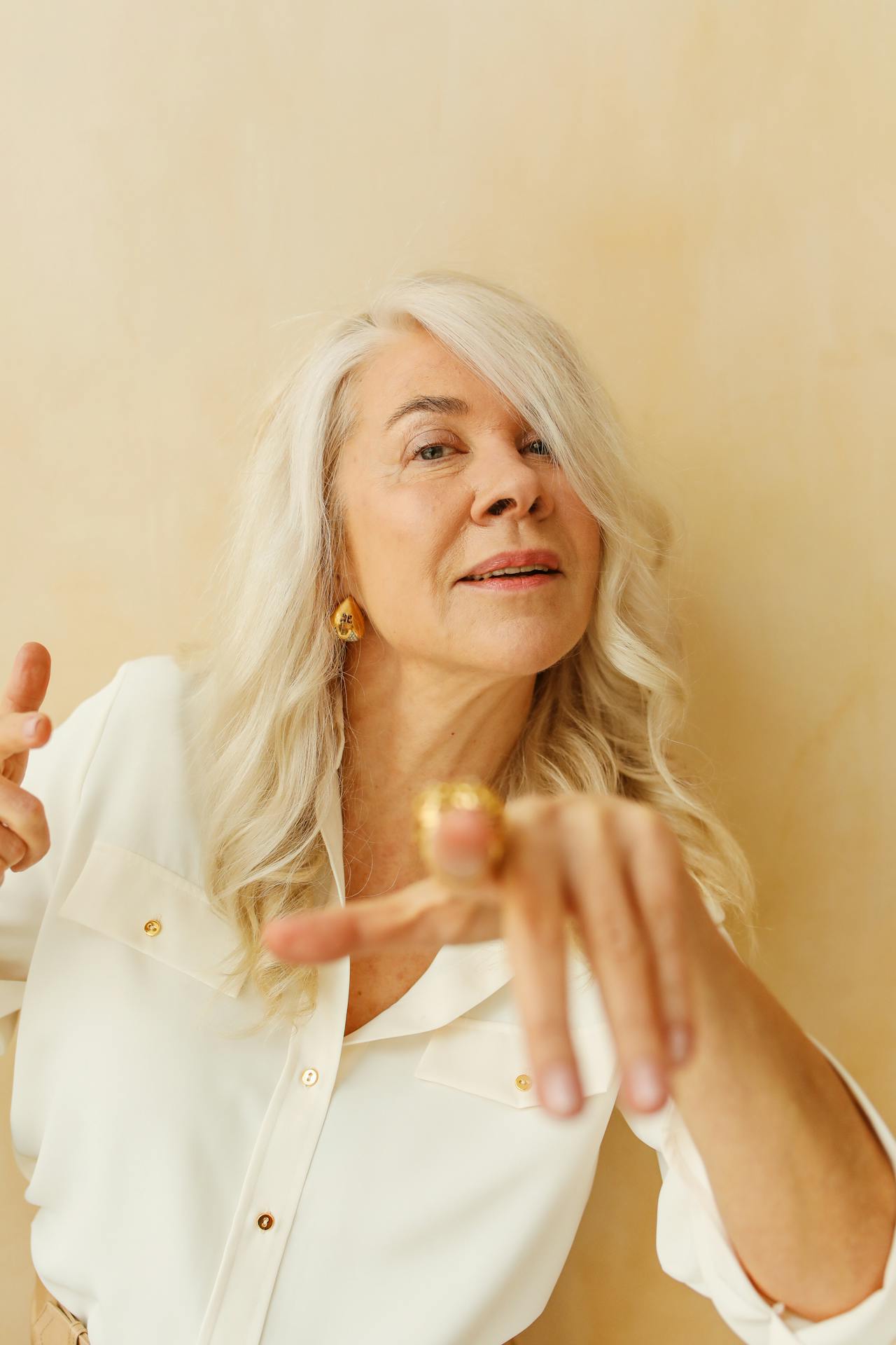 A woman pointing her finger at someone | Source: Pexels