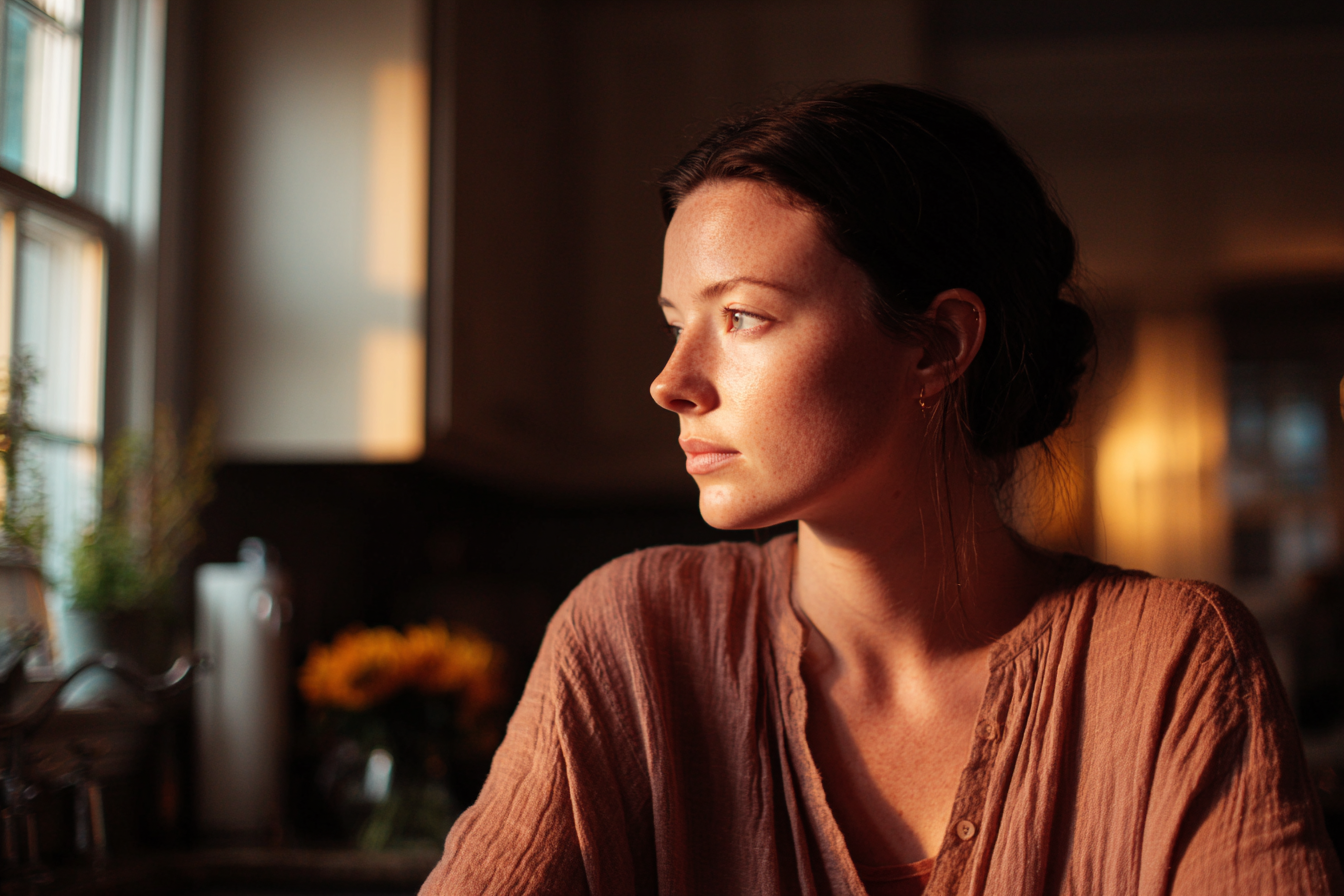 A woman standing in a kitchen | Source: Midjourney