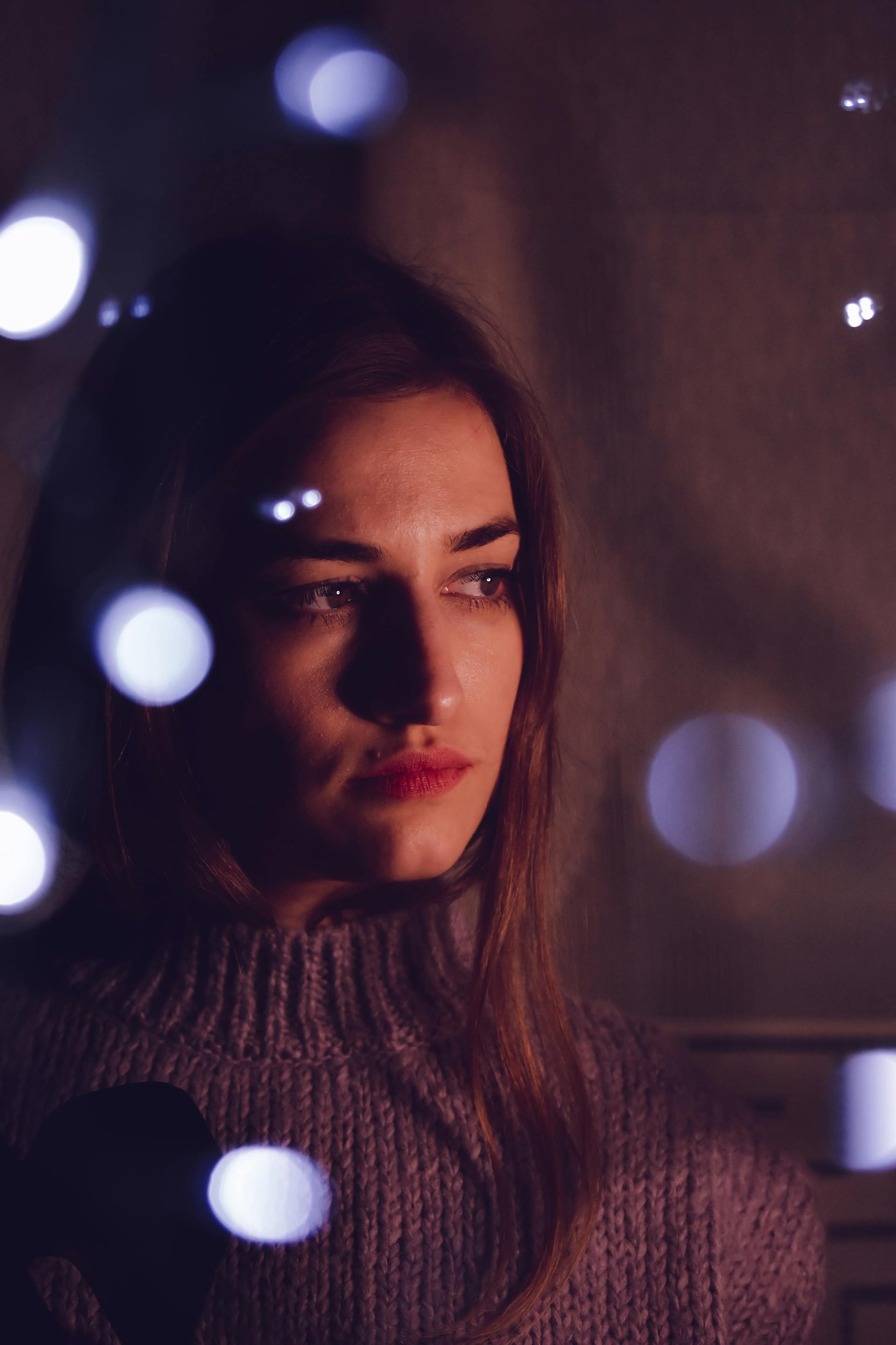 A woman staring at someone | Source: Pexels