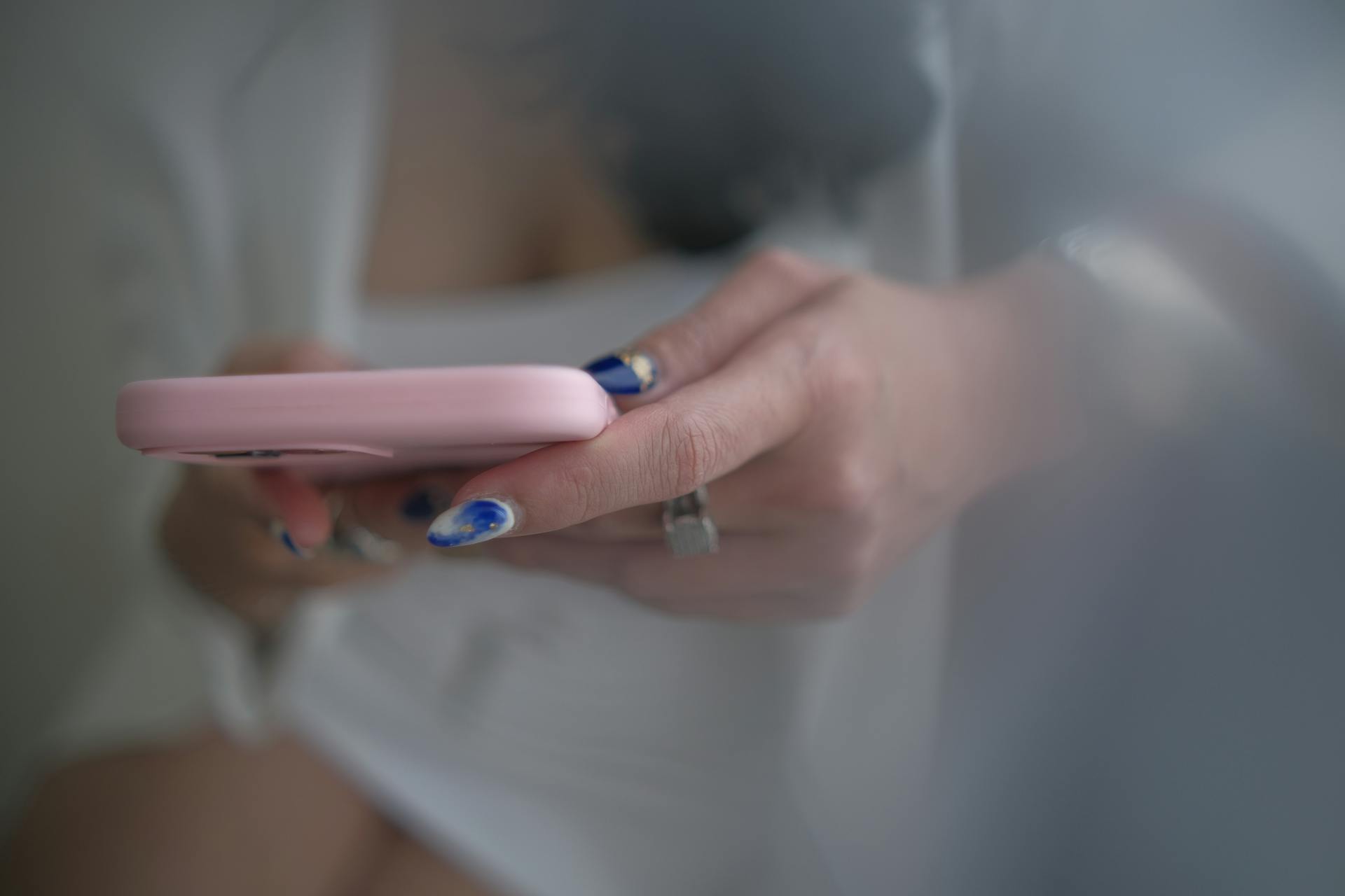 A woman holding her phone | Source: Pexels