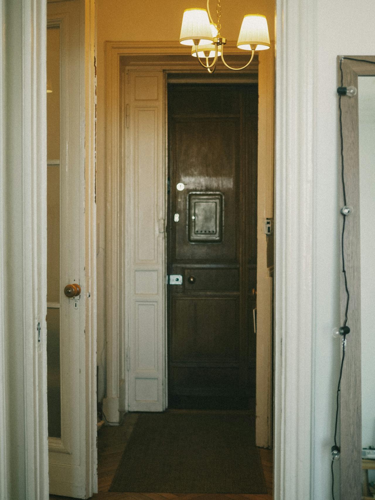 A closed brown wooden door in a hallway | Source: Pexels
