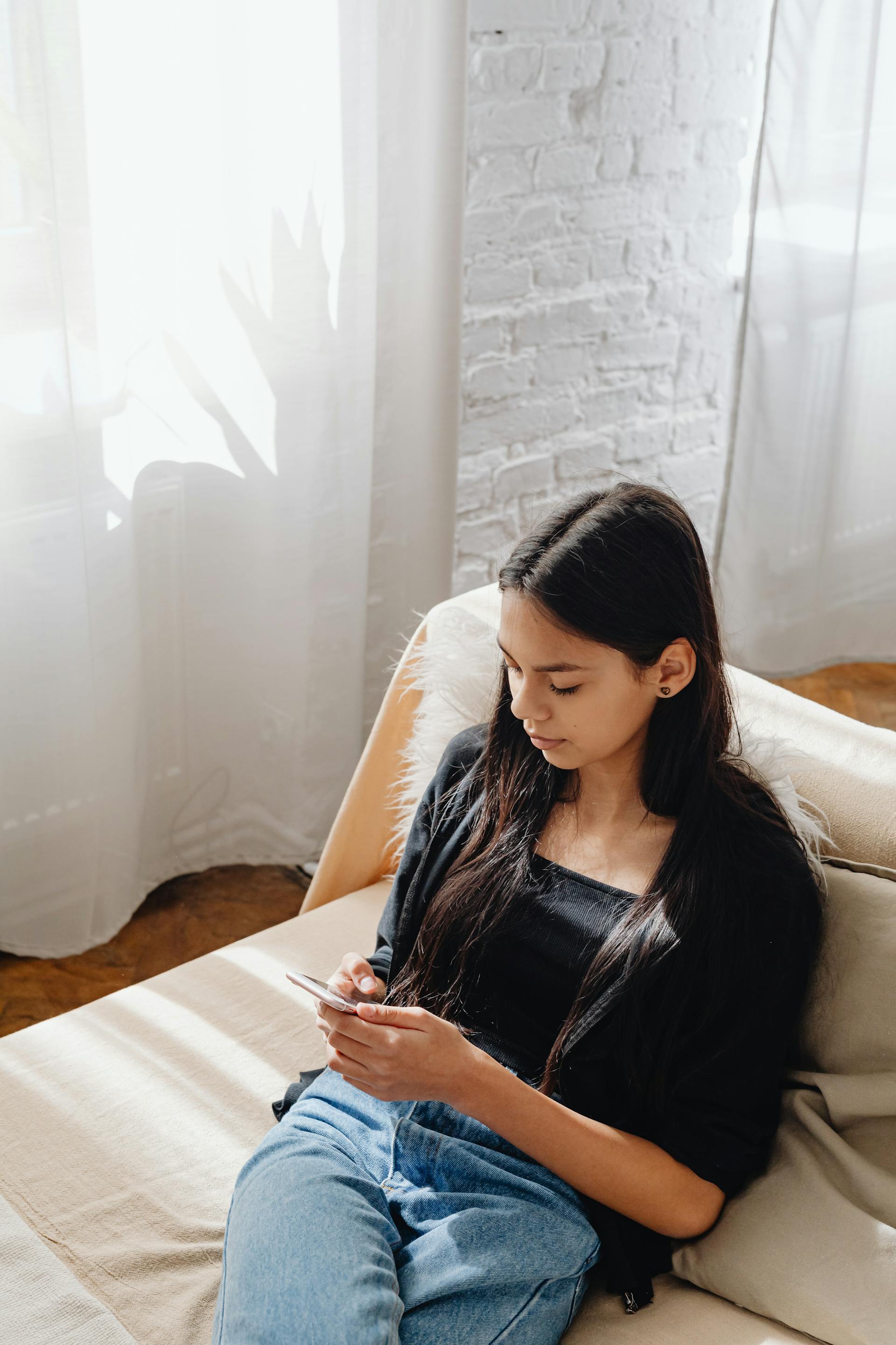 A woman texting on her phone | Source: Pexels