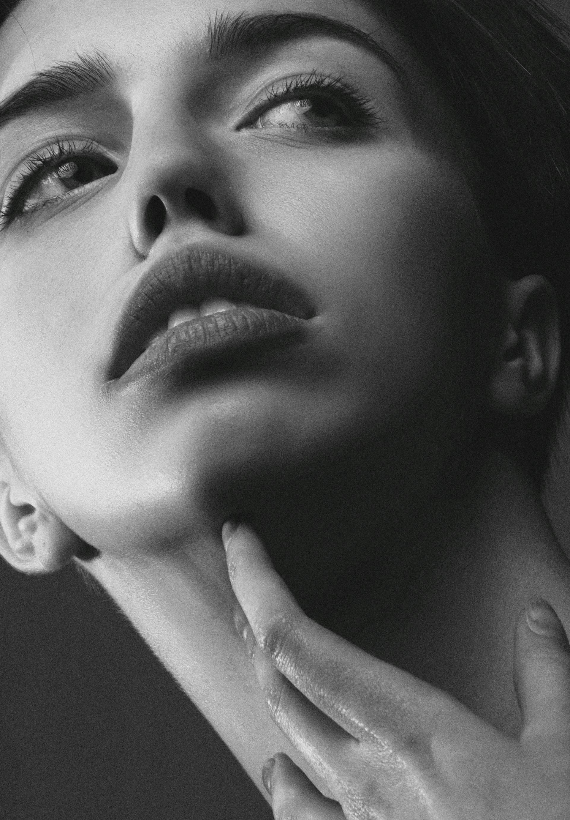 A woman glancing at someone | Source: Pexels