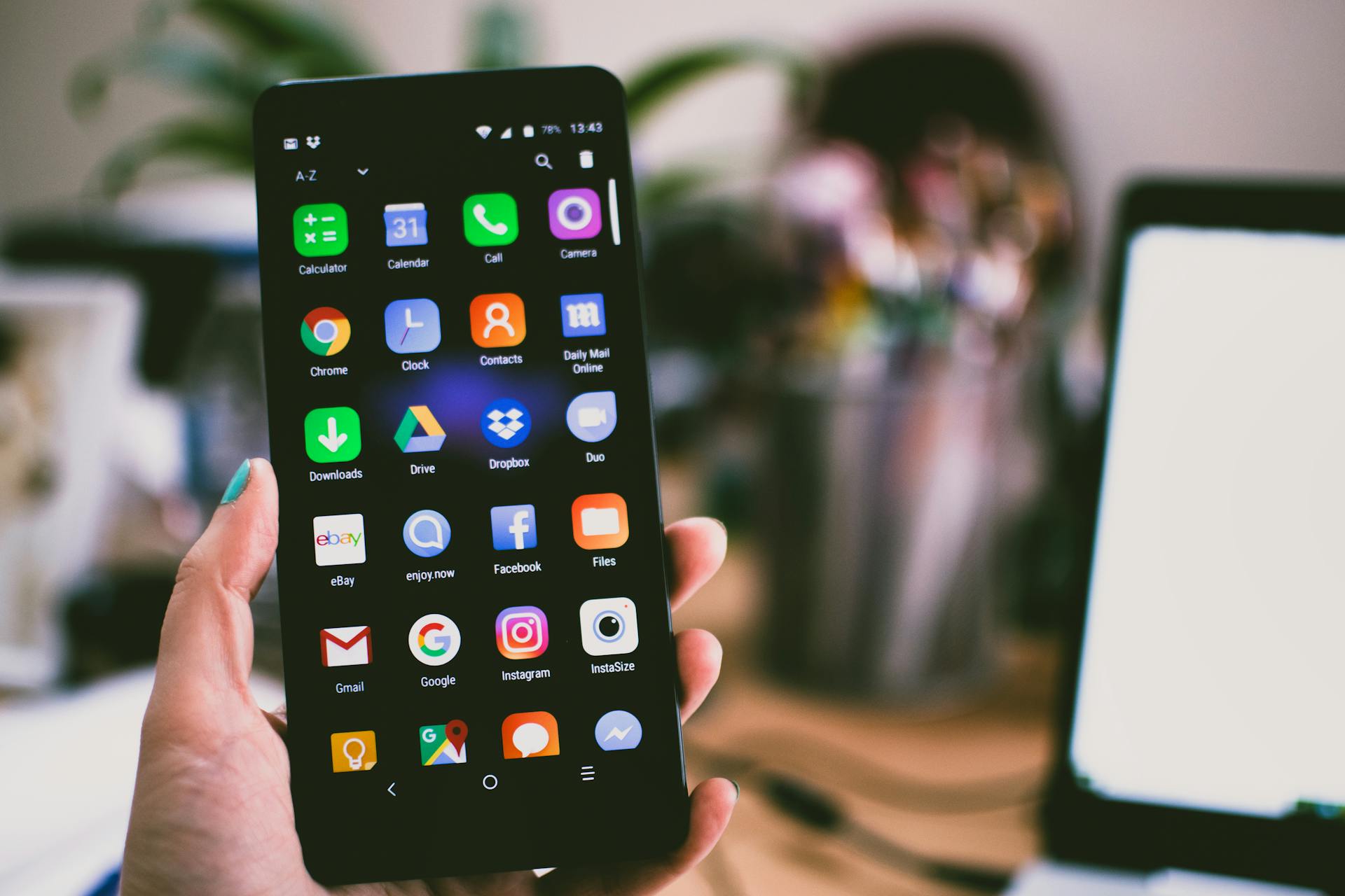 Uma mulher segurando um celular | Fonte: Pexels