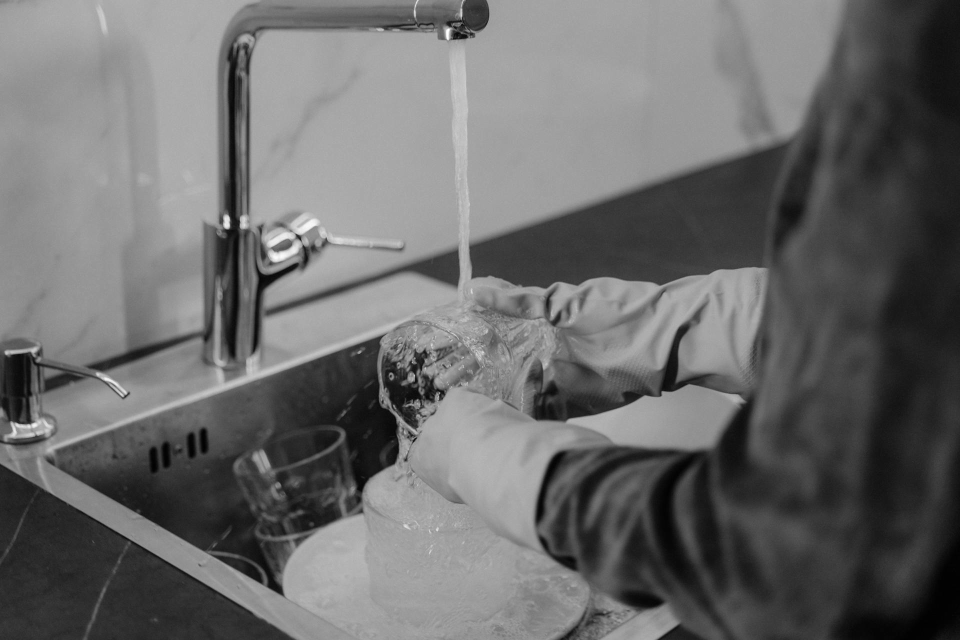 Someone washing dishes | Source: Pexels