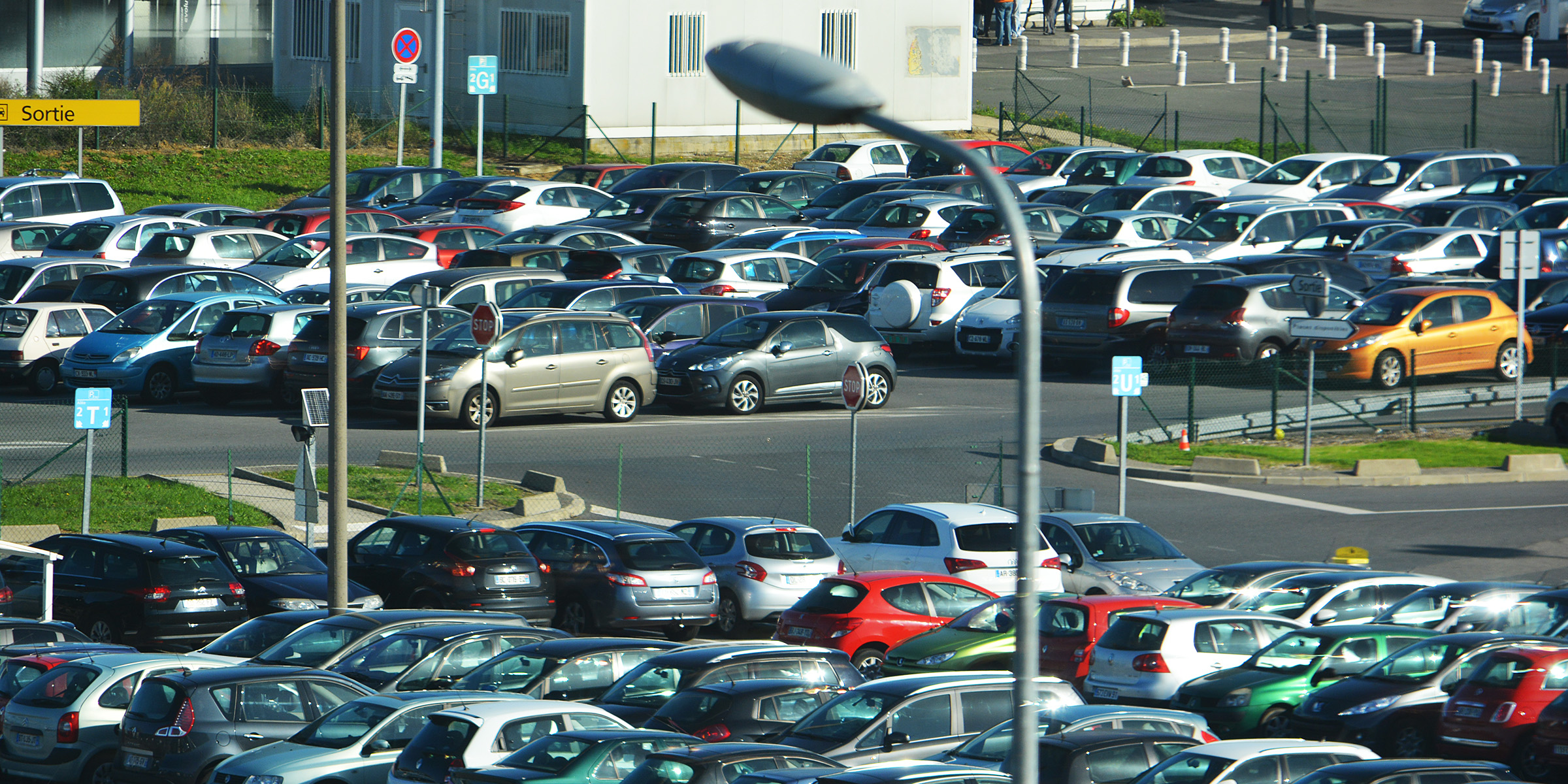 Cars in a parking lot | Source: Flickr