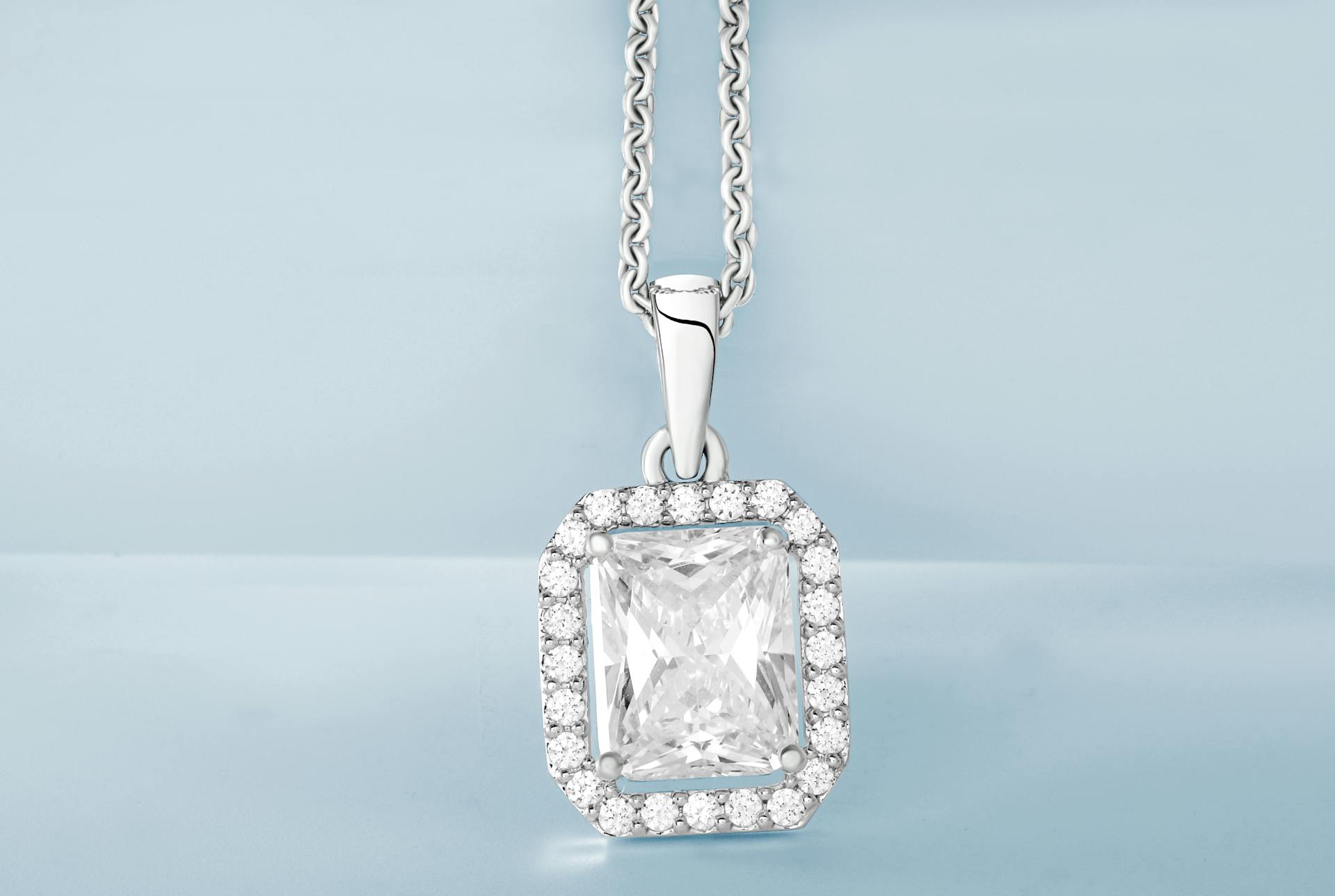 A silver pendant with diamonds | Source: Pexels