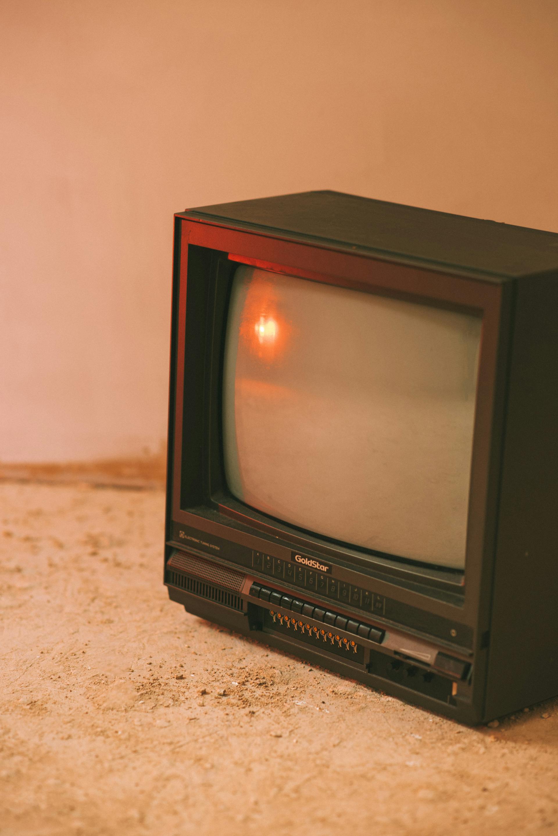 An old TV on a floor | Source: Pexels