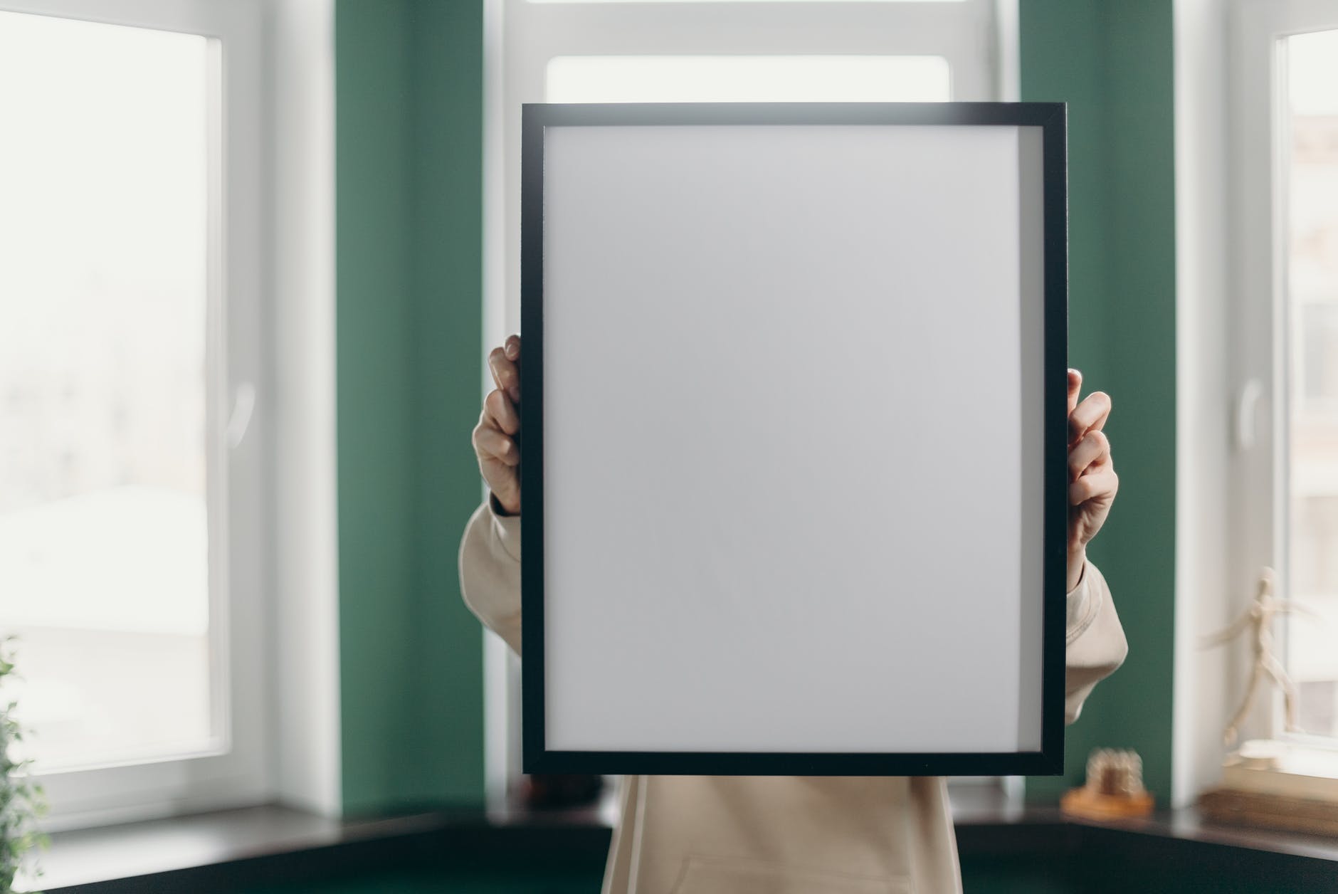 La encontré en mi habitación tocando el retrato de mi madre. | Fuente: Pexels