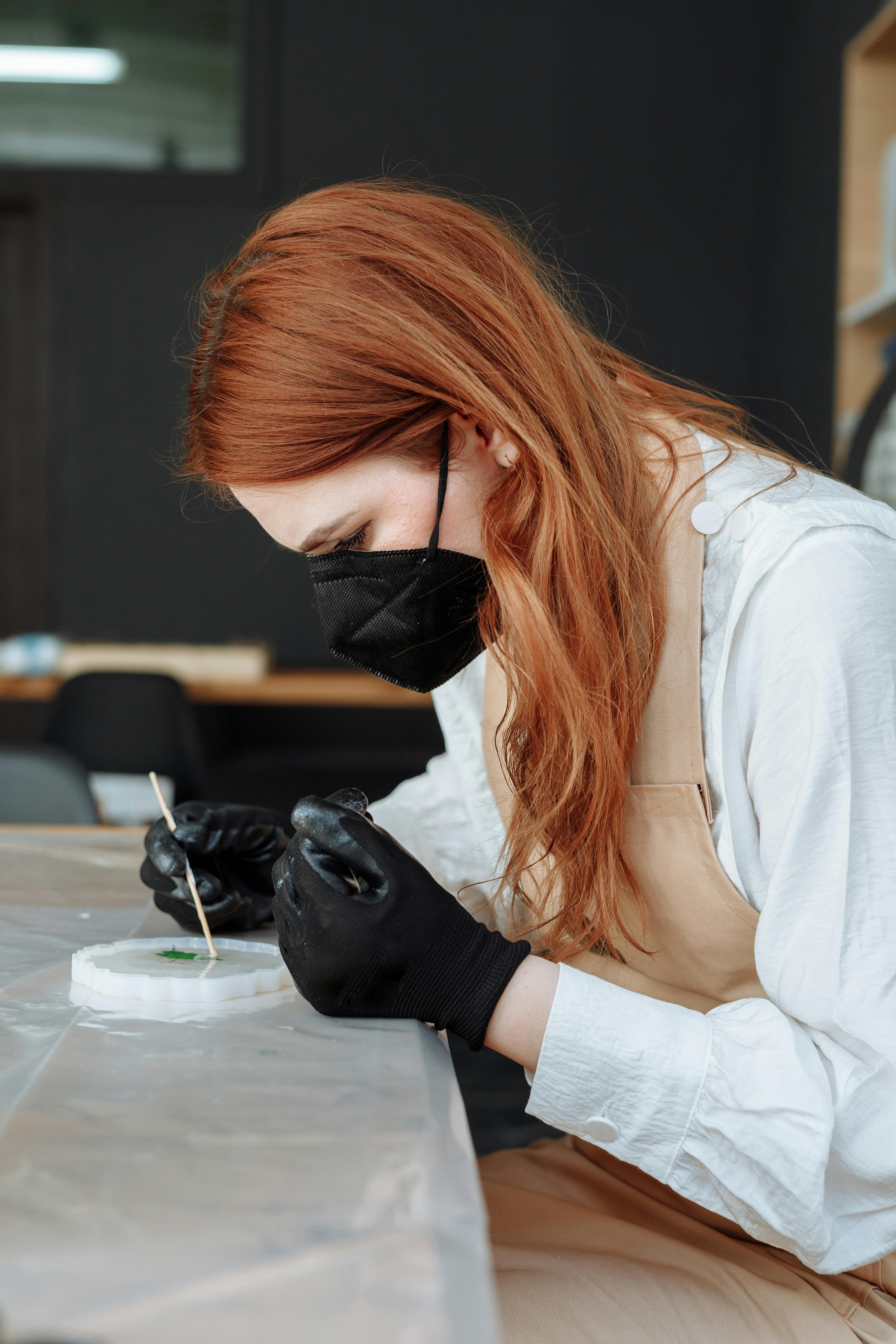 A woman doing artwork | Source: Pexels