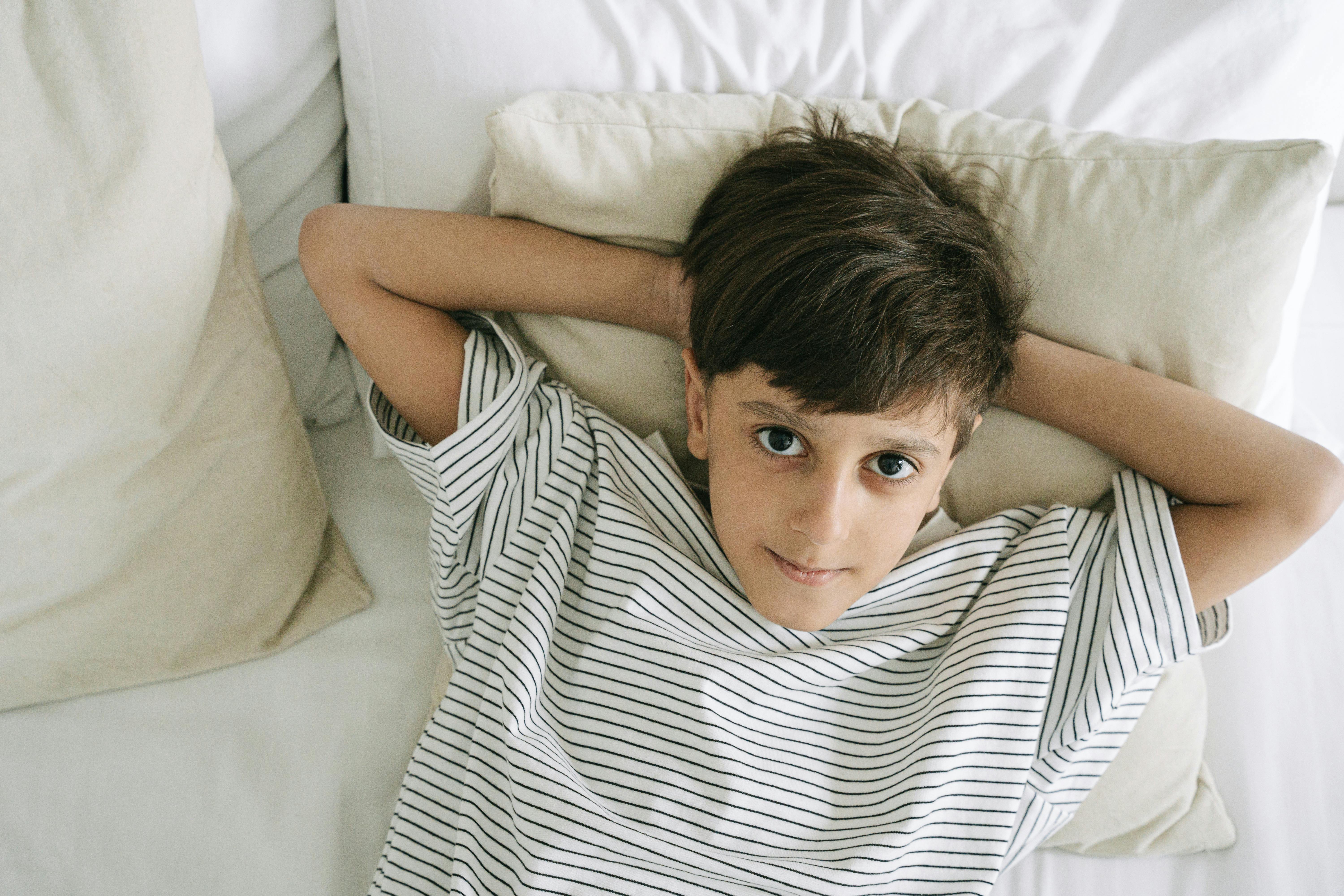 A boy lying awake in bed | Source: Pexels
