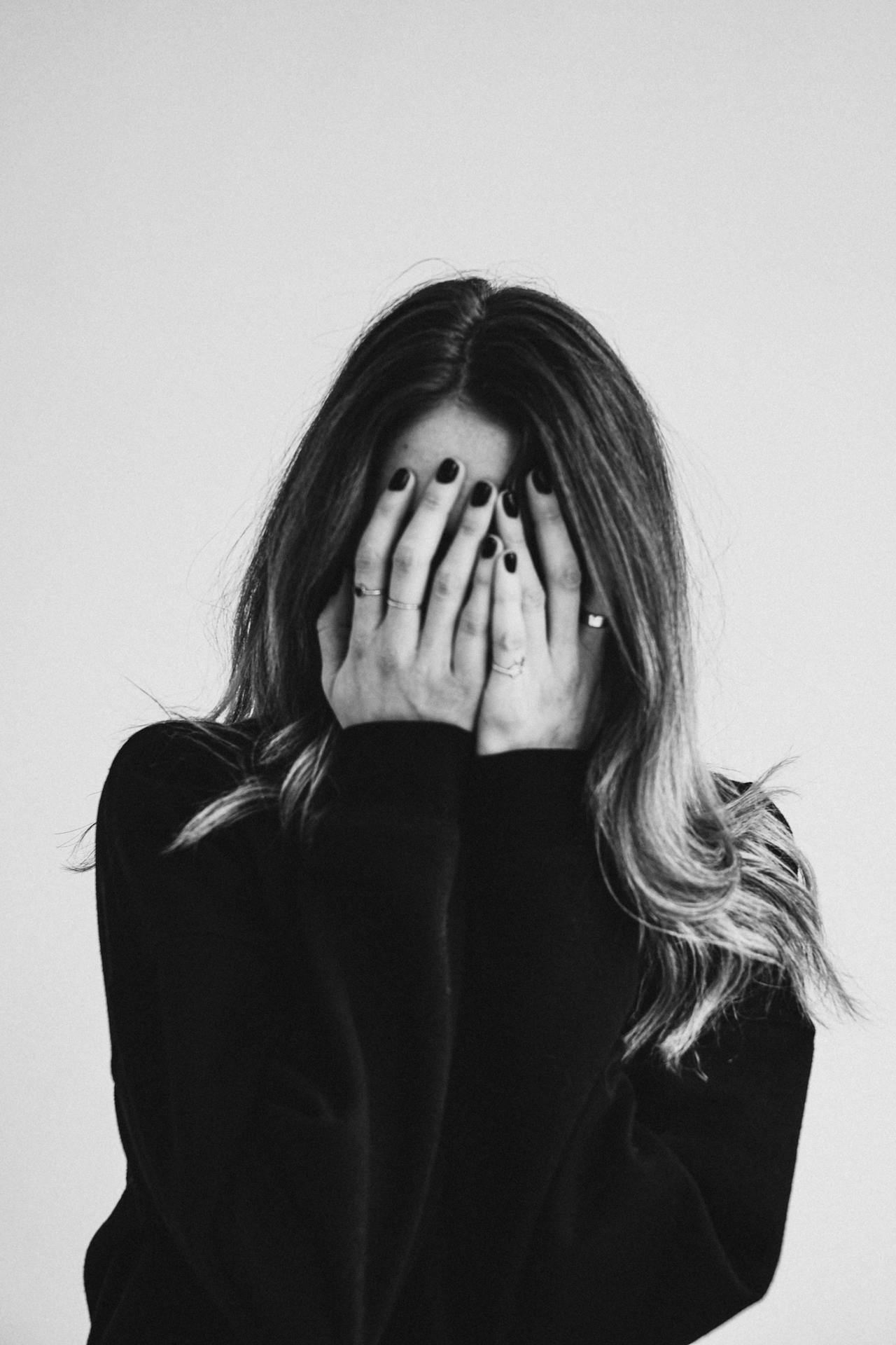 Grayscale shot of a shattered woman | Source: Pexels
