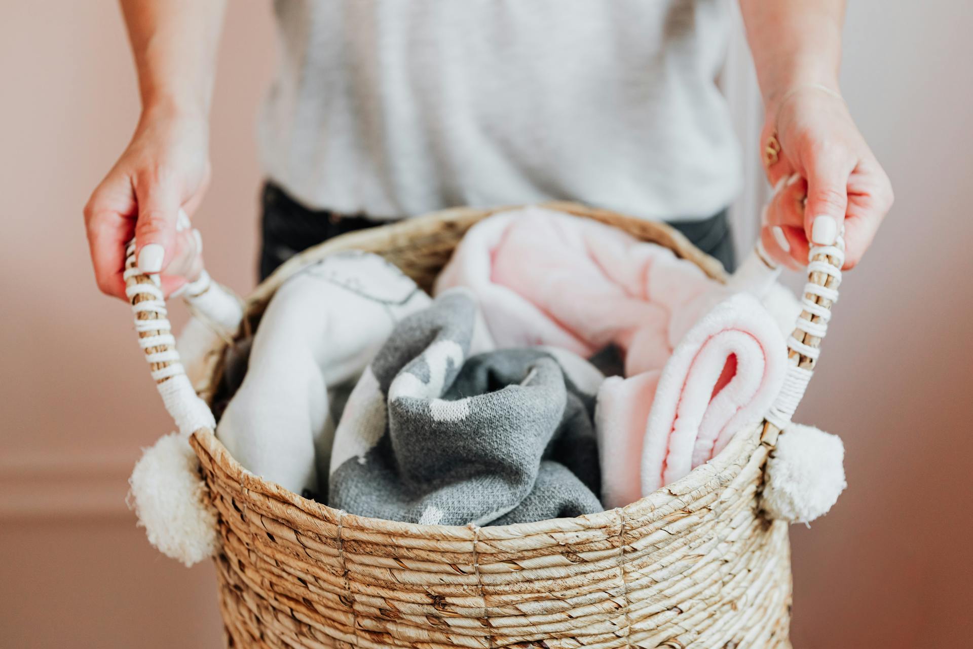 A woman holding a laundry basket | Source: Pexels