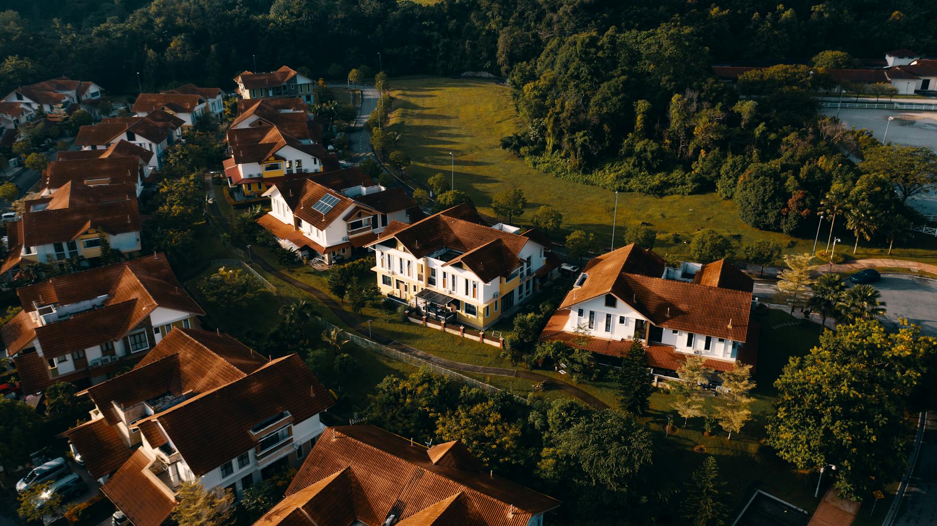 Aerial view of a neighborhood | Source: Pexels
