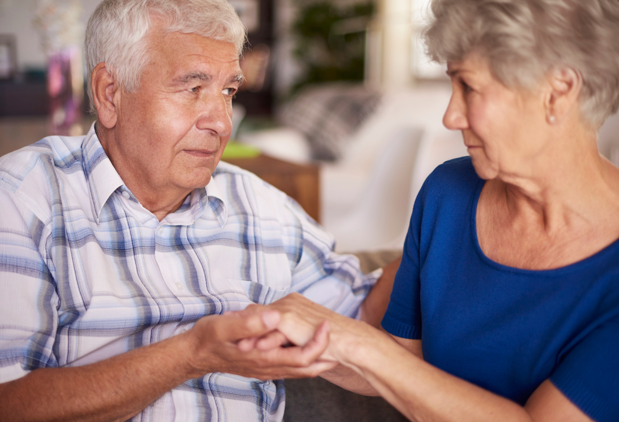 An elderly couple holding hands | Source: Freepik