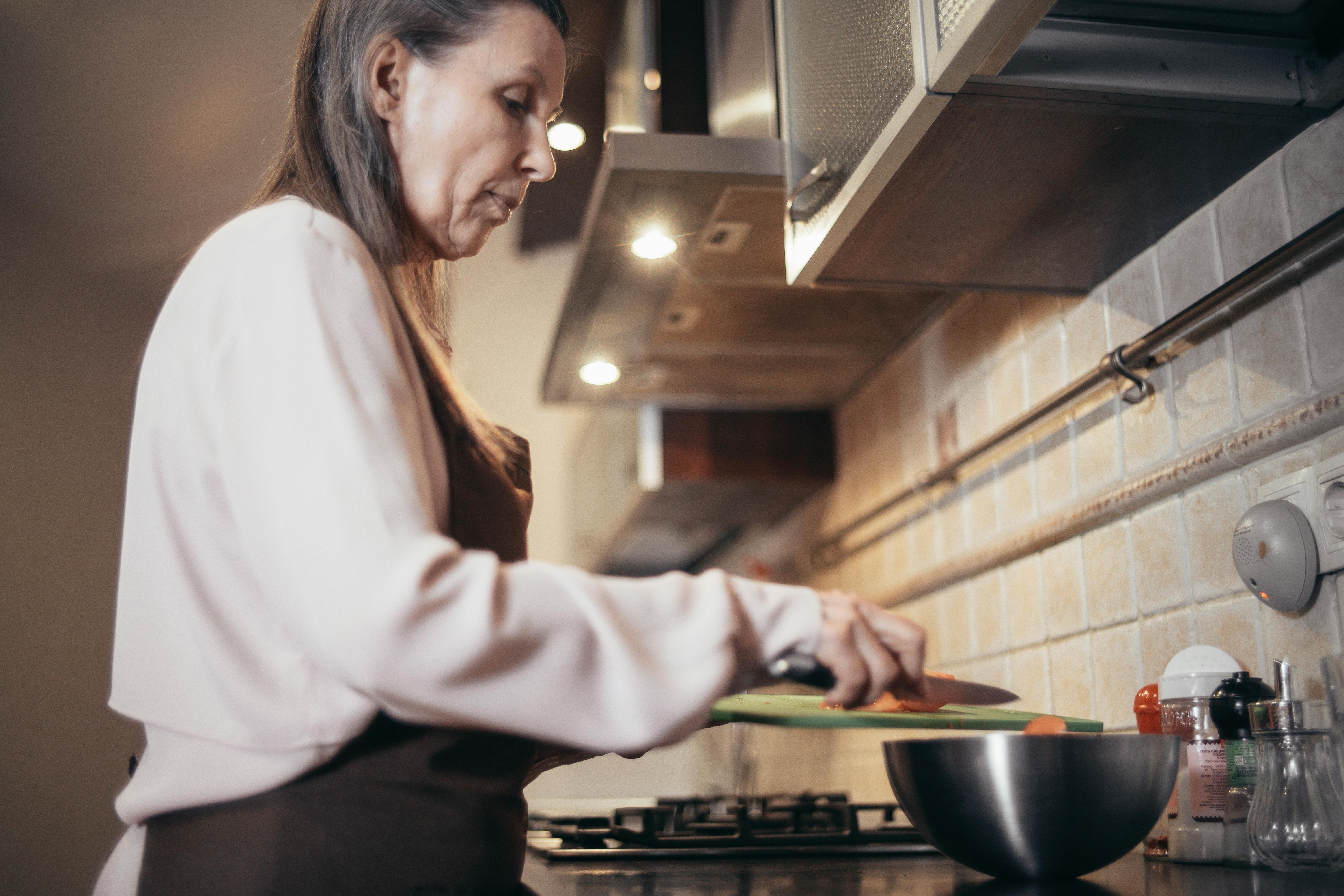 Uma mulher ocupada na cozinha | Fonte: Pexels