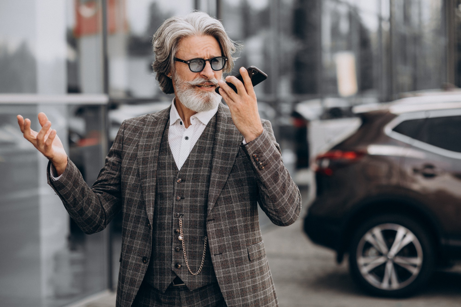 An older man talking on the phone | Source: Freepik