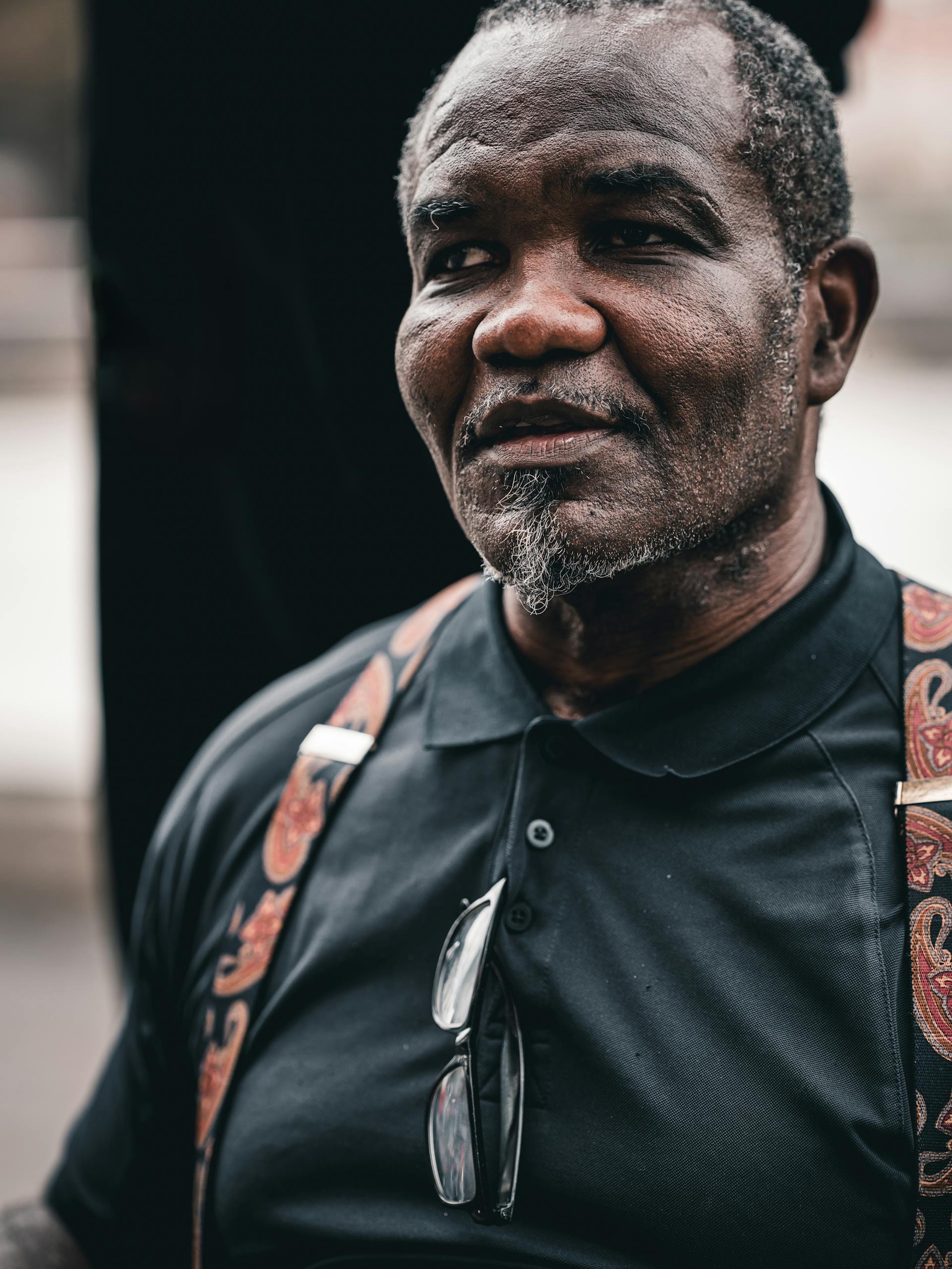 A man smiling faintly | Source: Pexels