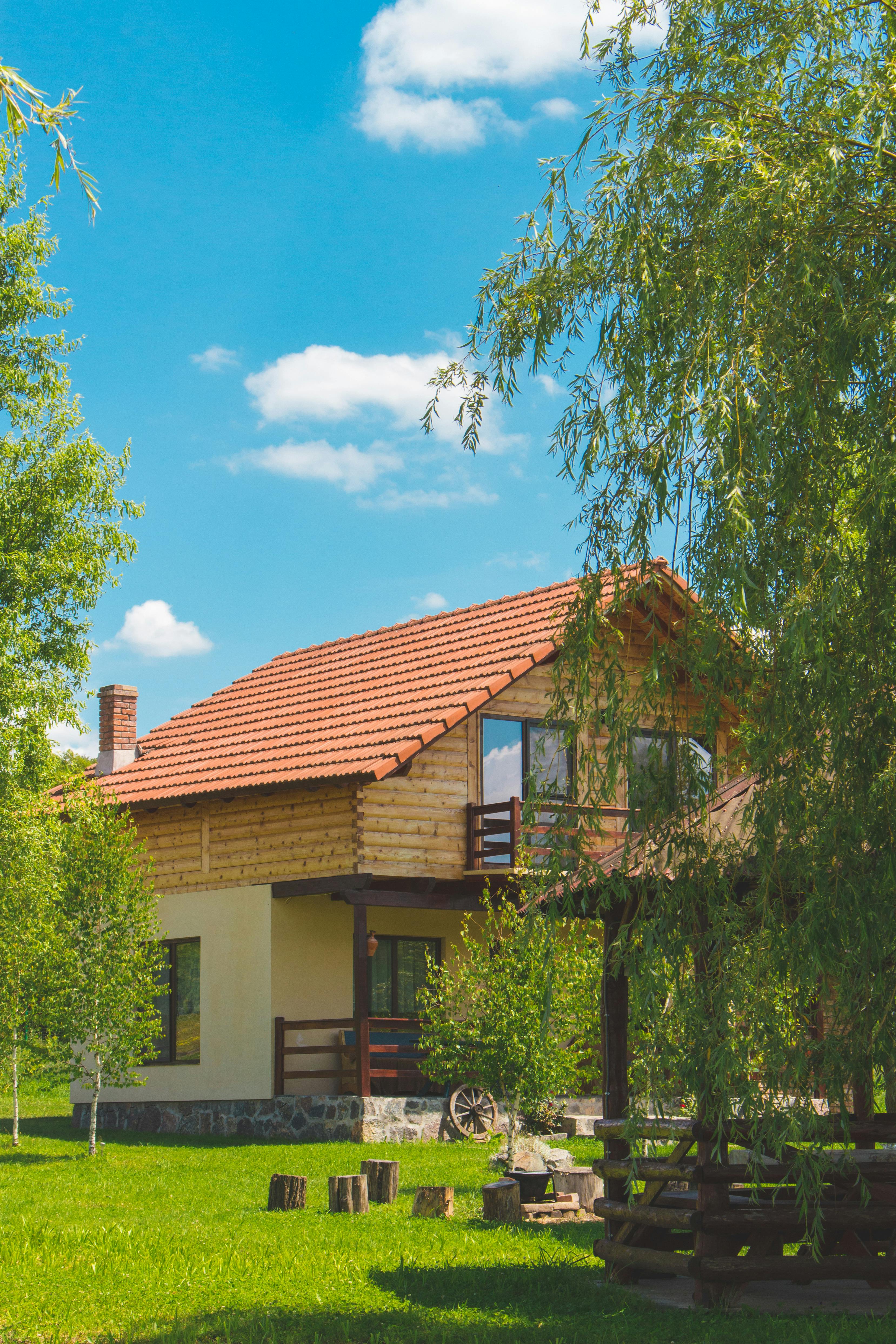 Uma linda casa cercada por árvores | Fonte: Pexels