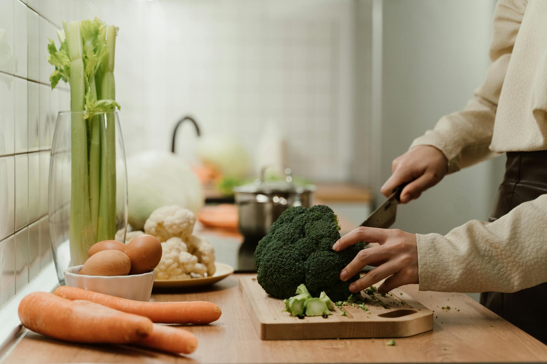 A woman chopping vegetables | Source: Pexels