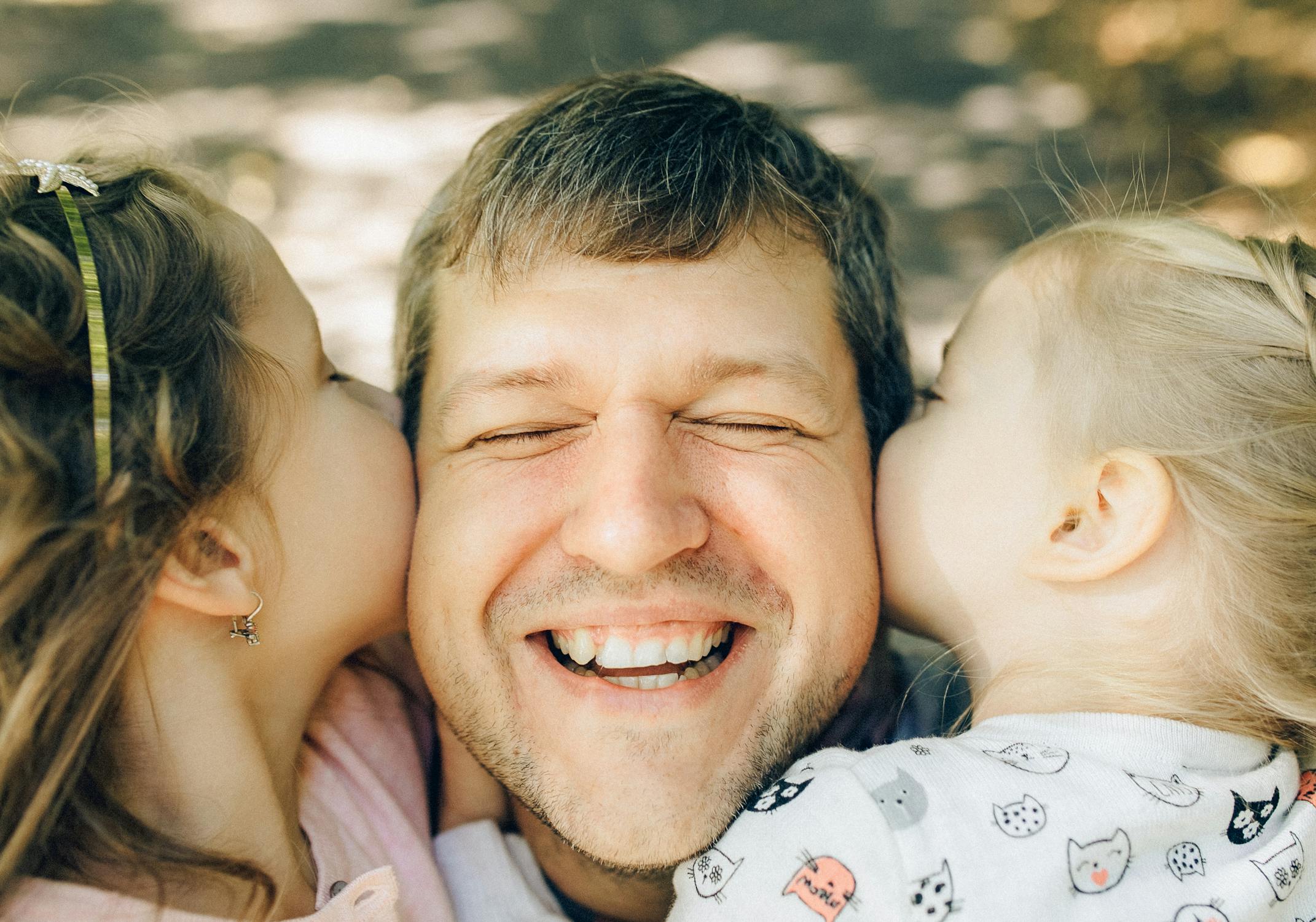 Un hombre con sus hijas | Fuente: Pexels