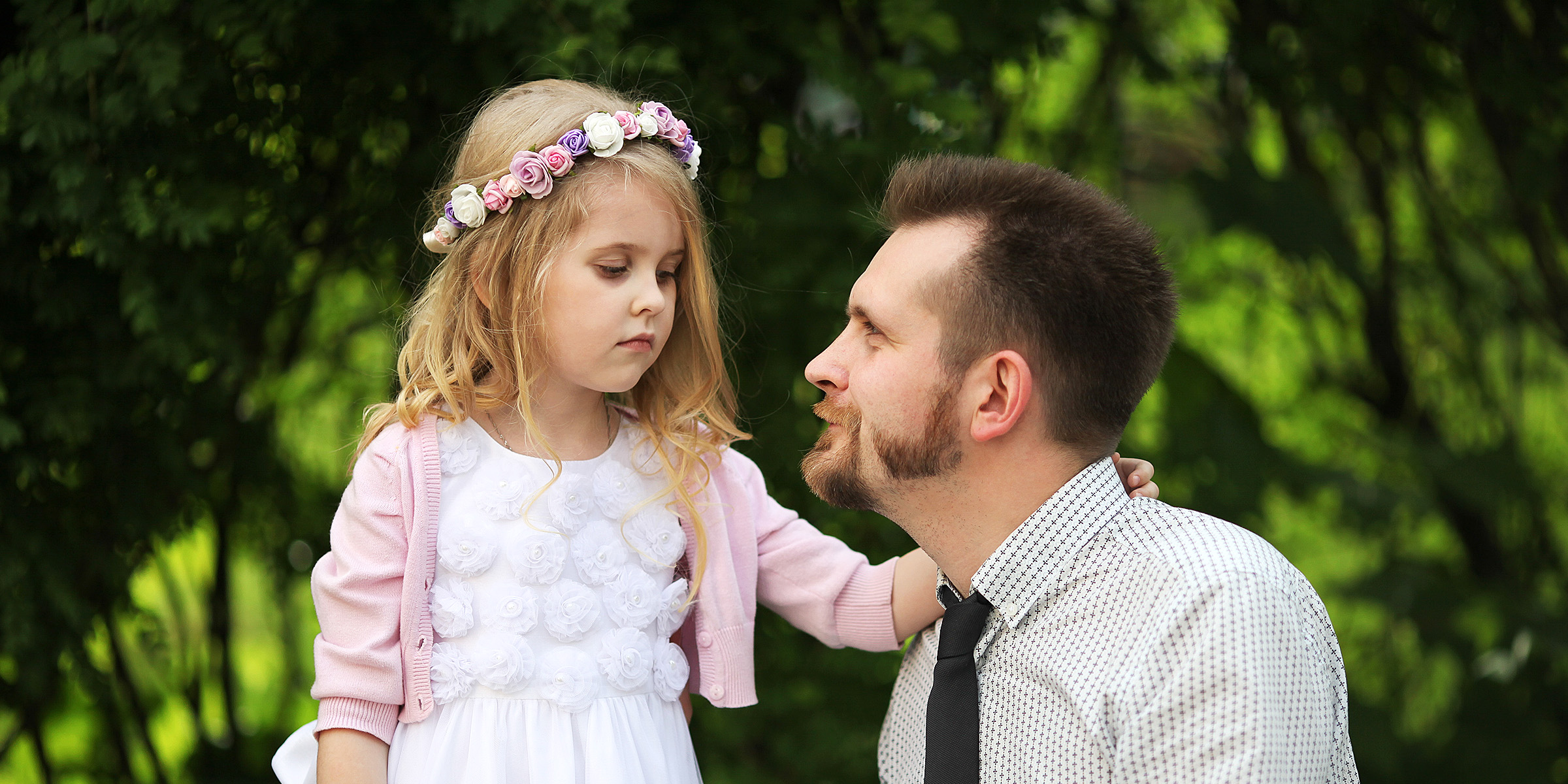 A dressed-up man and his daughter | Source: Shutterstock