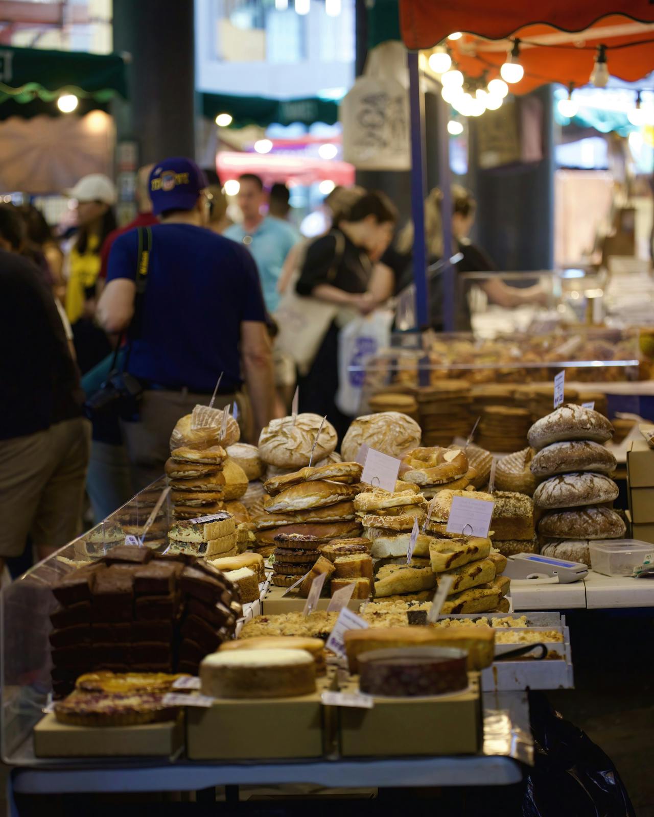 A crowded bakery | Source: Pexels